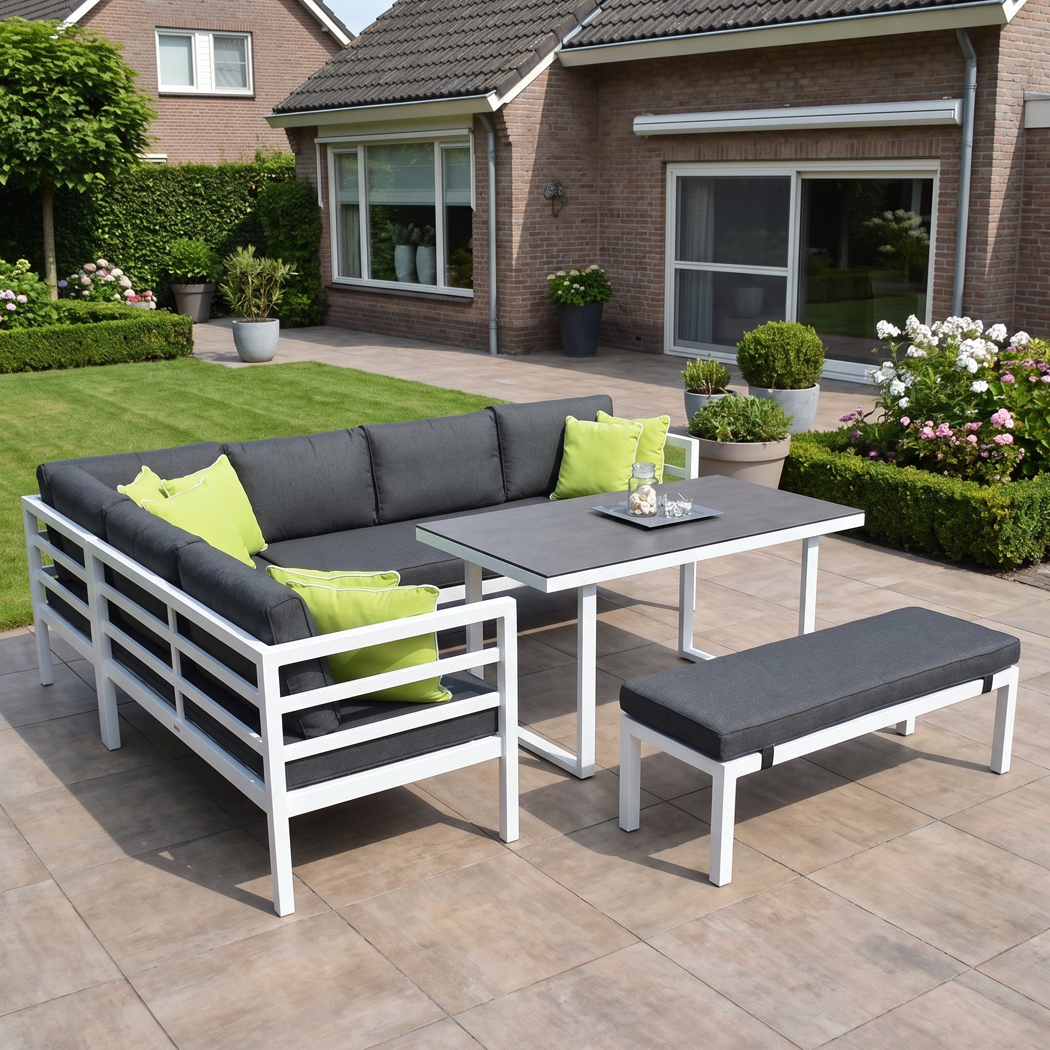 Nevada Loungeset  - White / Links in een sfeervolle tuin - Outnest tuinmeubelen