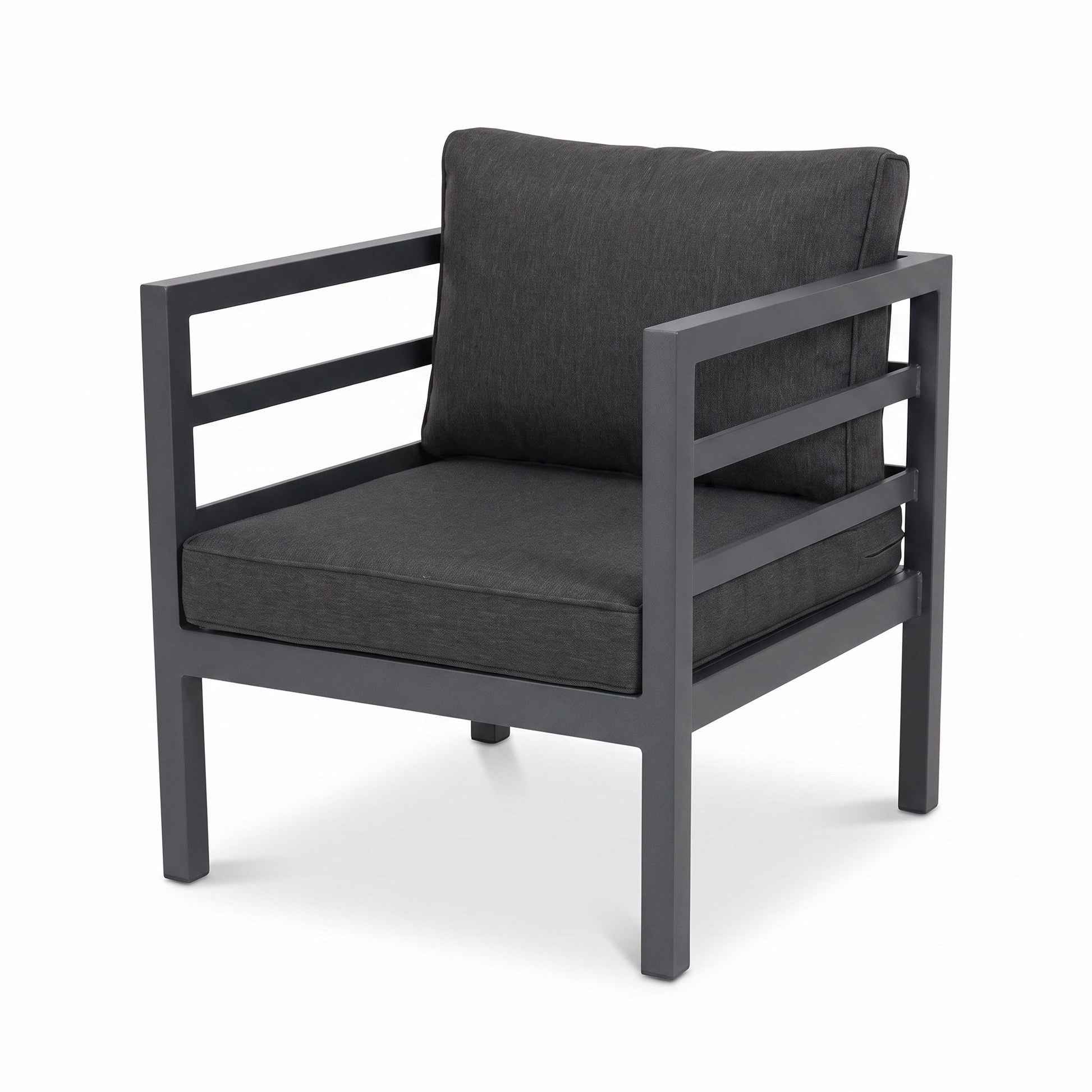 Nevada Loungestoel - Dark Grey in een sfeervolle tuin - Outnest tuinmeubelen