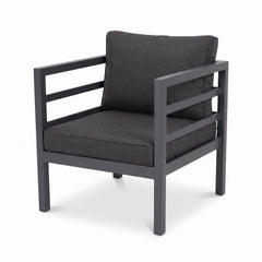 Nevada Loungestoel - Dark Grey in een sfeervolle tuin - Outnest tuinmeubelen