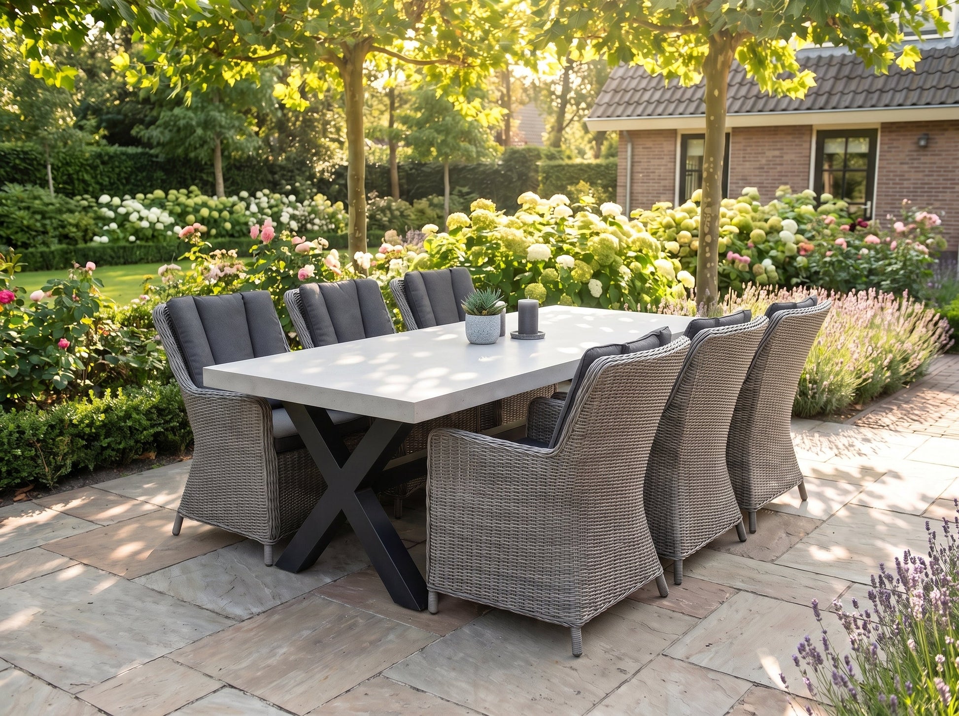 Norwich-Avalon Tuinset 6 Personen - Polystone, gepoedercoat staal / Natural in een sfeervolle tuin - Outnest tuinmeubelen