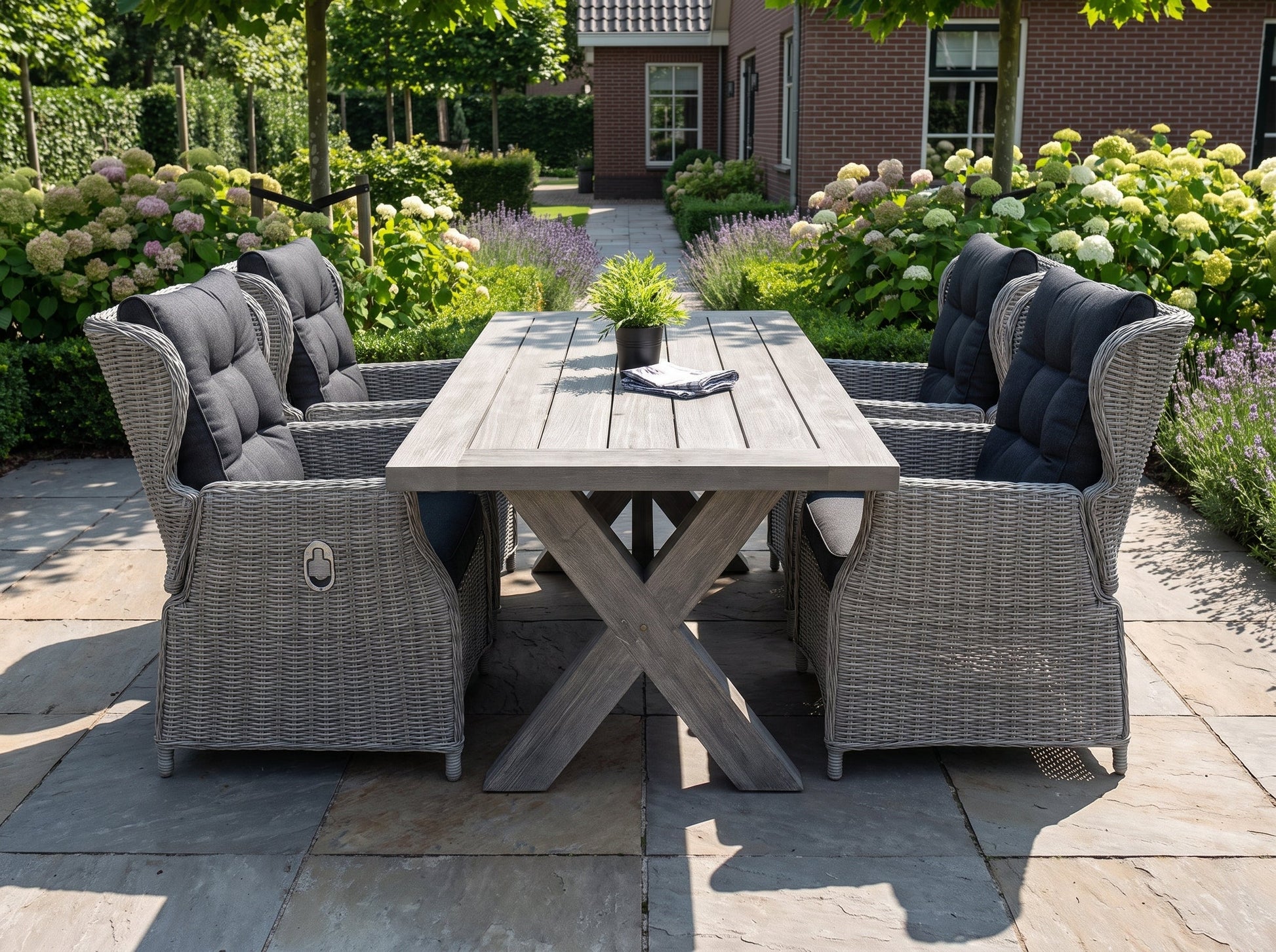 Norwich-Barcelona Verstelbare Tuinset 4 Personen - Acacia / Light Kobo Grey in een sfeervolle tuin - Outnest tuinmeubelen