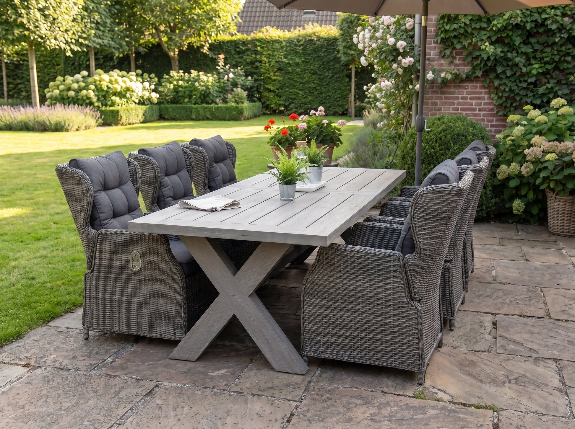 Norwich-Barcelona Verstelbare Tuinset 6 Personen - Acacia / Kobo Grey in een sfeervolle tuin - Outnest tuinmeubelen
