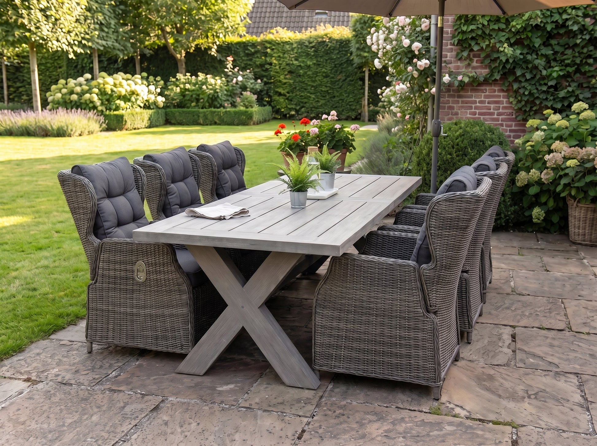Norwich-Barcelona Verstelbare Tuinset 6 Personen - Acacia / Kobo Grey in een sfeervolle tuin - Outnest tuinmeubelen