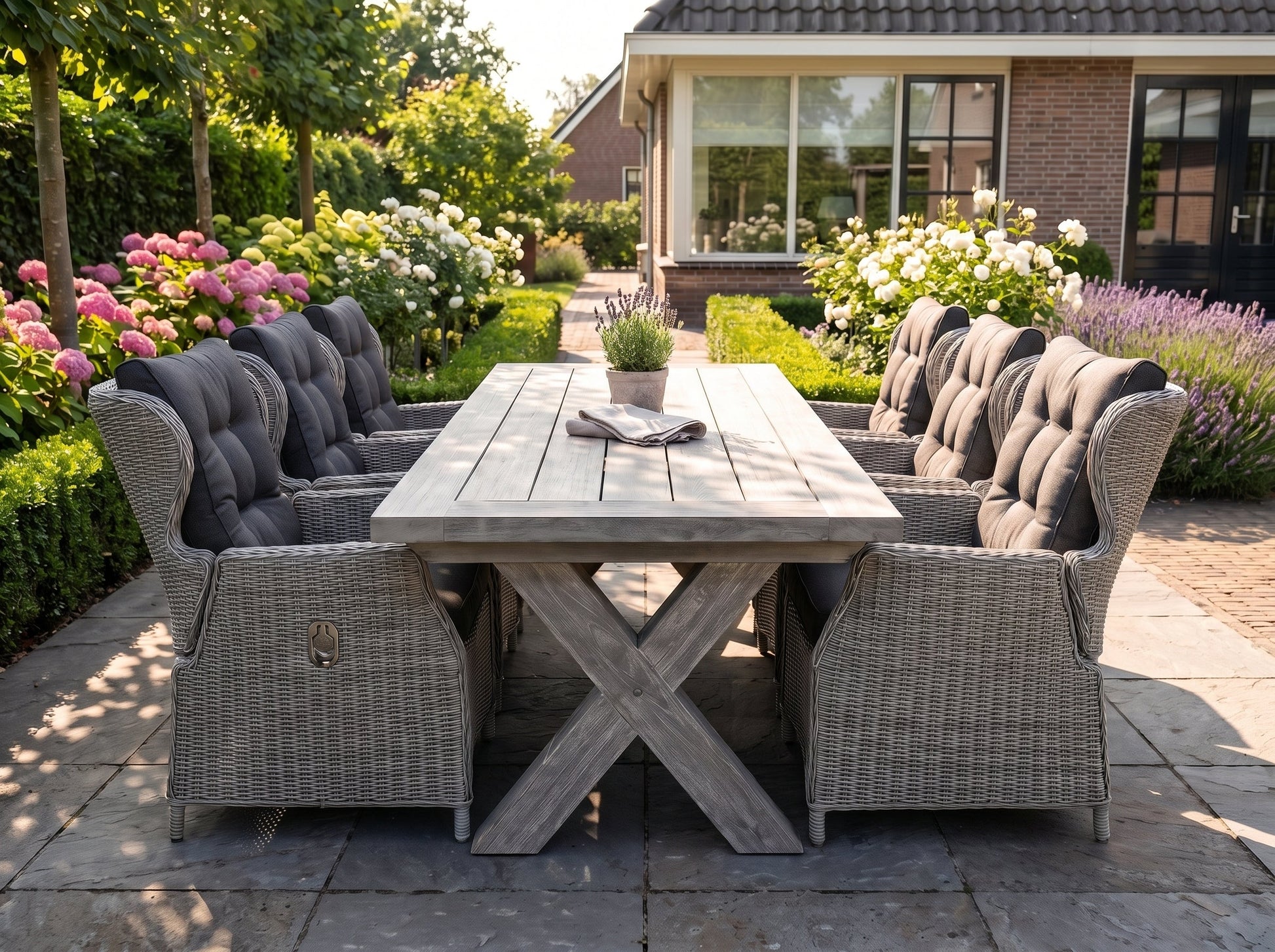 Norwich-Barcelona Verstelbare Tuinset 6 Personen - Acacia / Light Kobo Grey in een sfeervolle tuin - Outnest tuinmeubelen