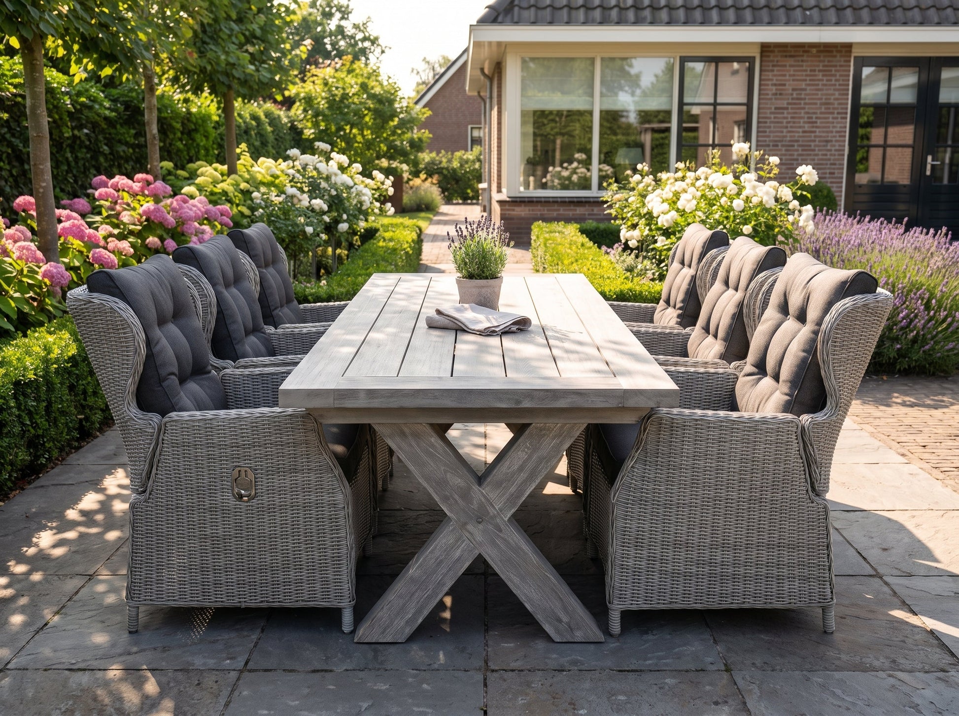 Norwich-Barcelona Verstelbare Tuinset 6 Personen - Acacia / Light Kobo Grey in een sfeervolle tuin - Outnest tuinmeubelen