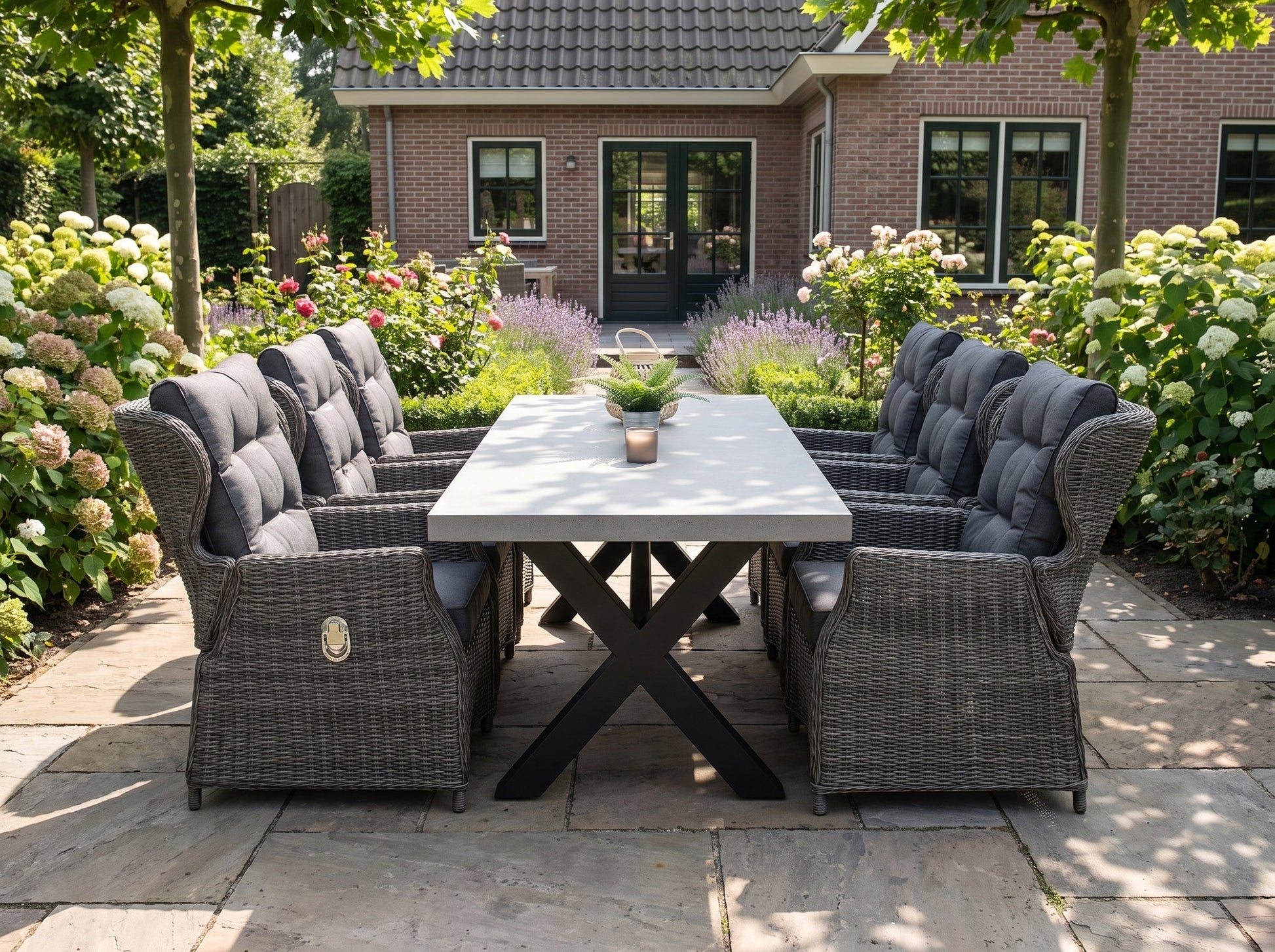 Norwich-Barcelona Verstelbare Tuinset 6 Personen - Polystone, Gepoedercoat staal / Kobo Grey in een sfeervolle tuin -