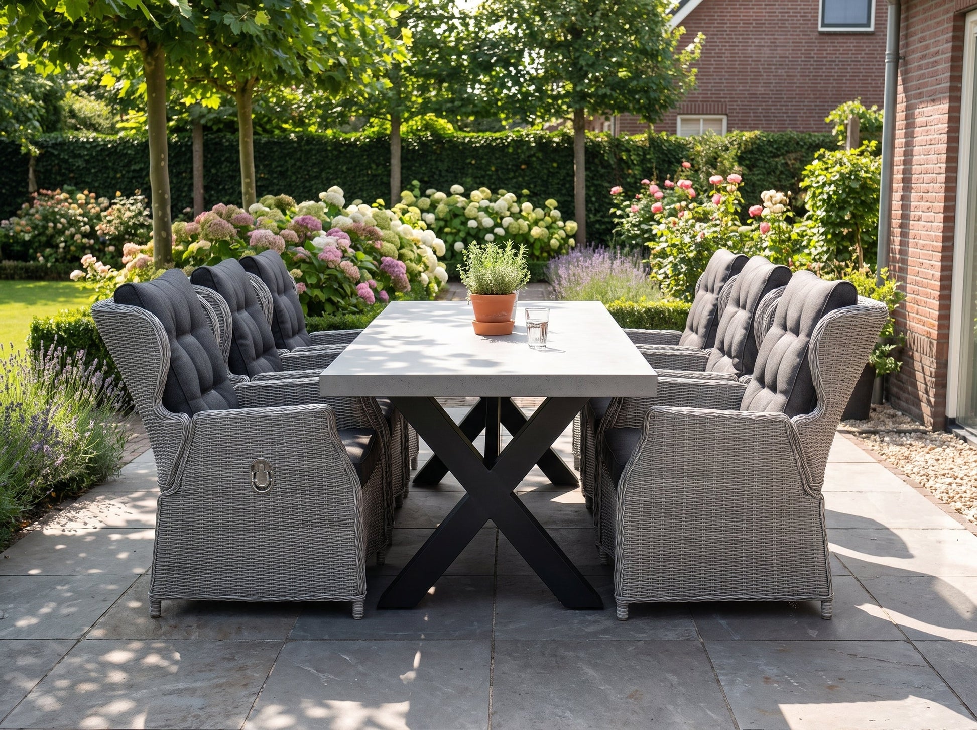 Norwich-Barcelona Verstelbare Tuinset 6 Personen - Polystone, Gepoedercoat staal / Light Kobo Grey in een sfeervolle tuin -