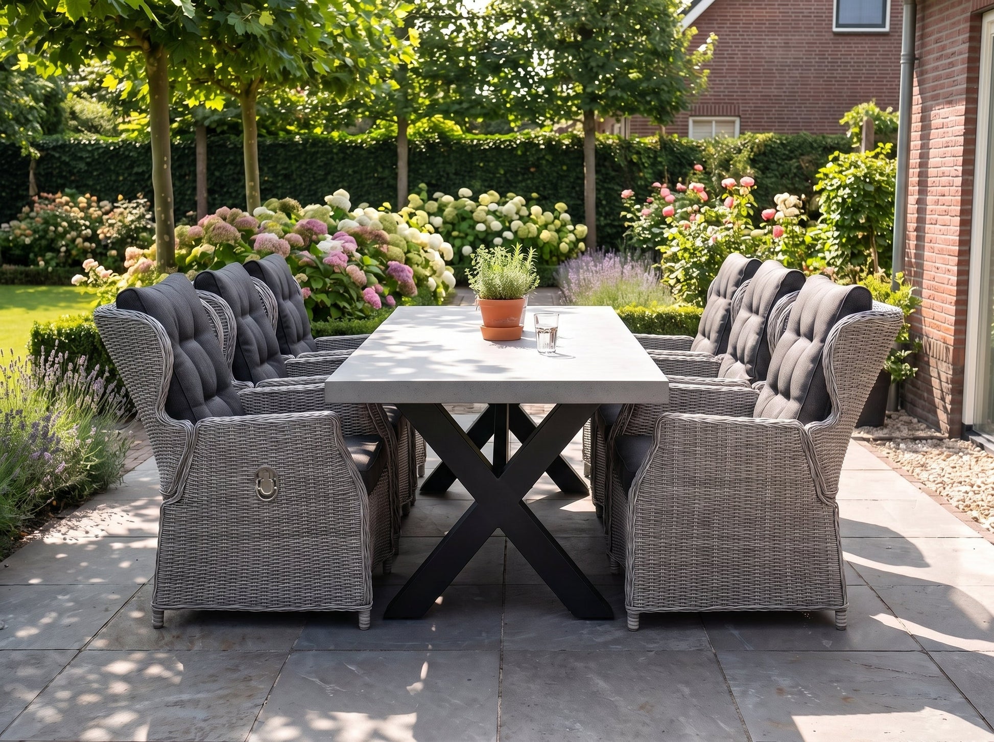 Norwich-Barcelona Verstelbare Tuinset 6 Personen - Polystone, Gepoedercoat staal / Light Kobo Grey in een sfeervolle tuin -