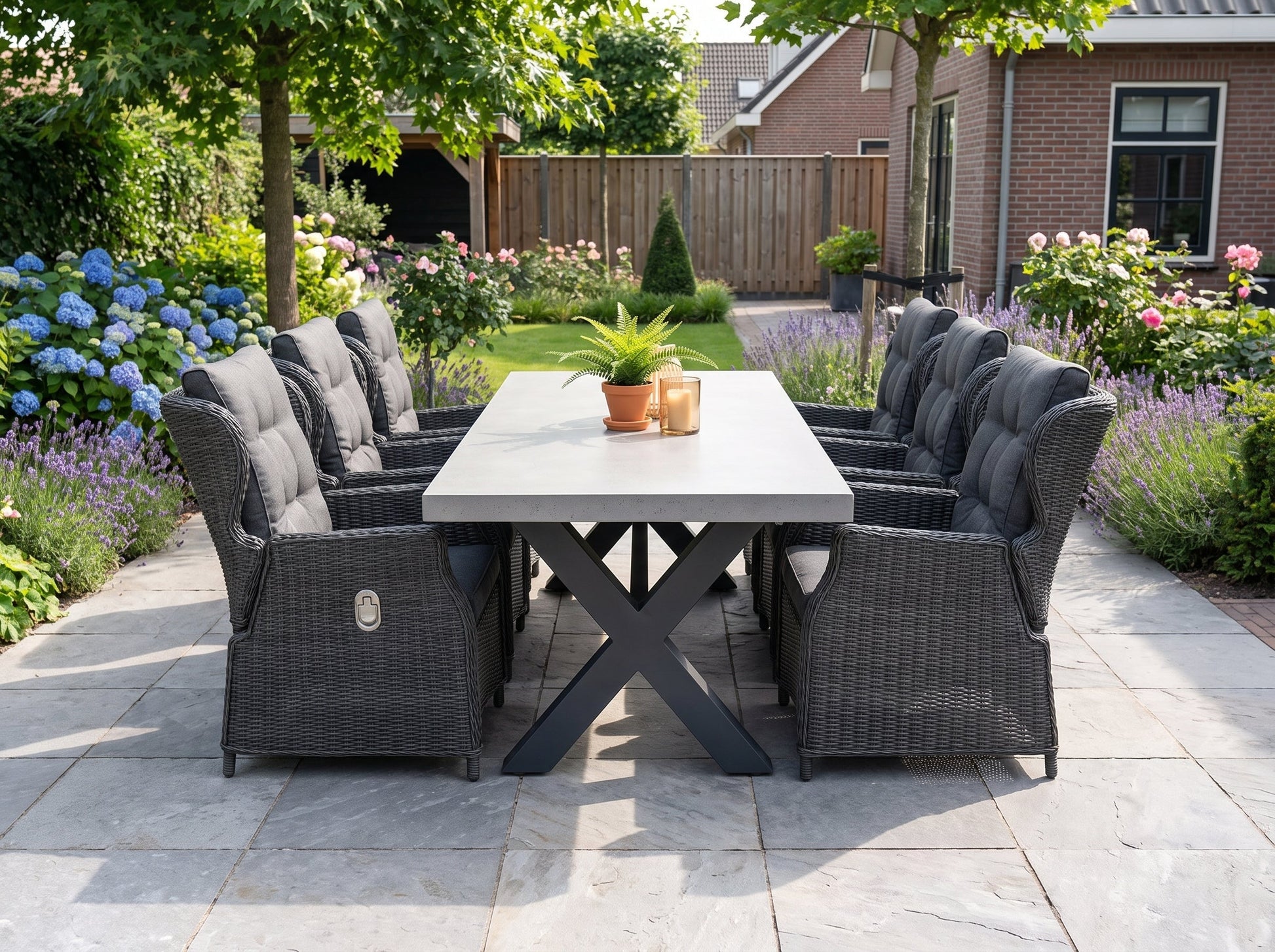 Norwich-Barcelona Verstelbare Tuinset 6 Personen - Polystone, Gepoedercoat staal / Rock Grey in een sfeervolle tuin -