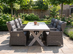 Norwich-Barcelona Verstelbare Tuinset 6 Personen - Polystone, Vintage Antique Grey / Kobo Grey in een sfeervolle tuin -
