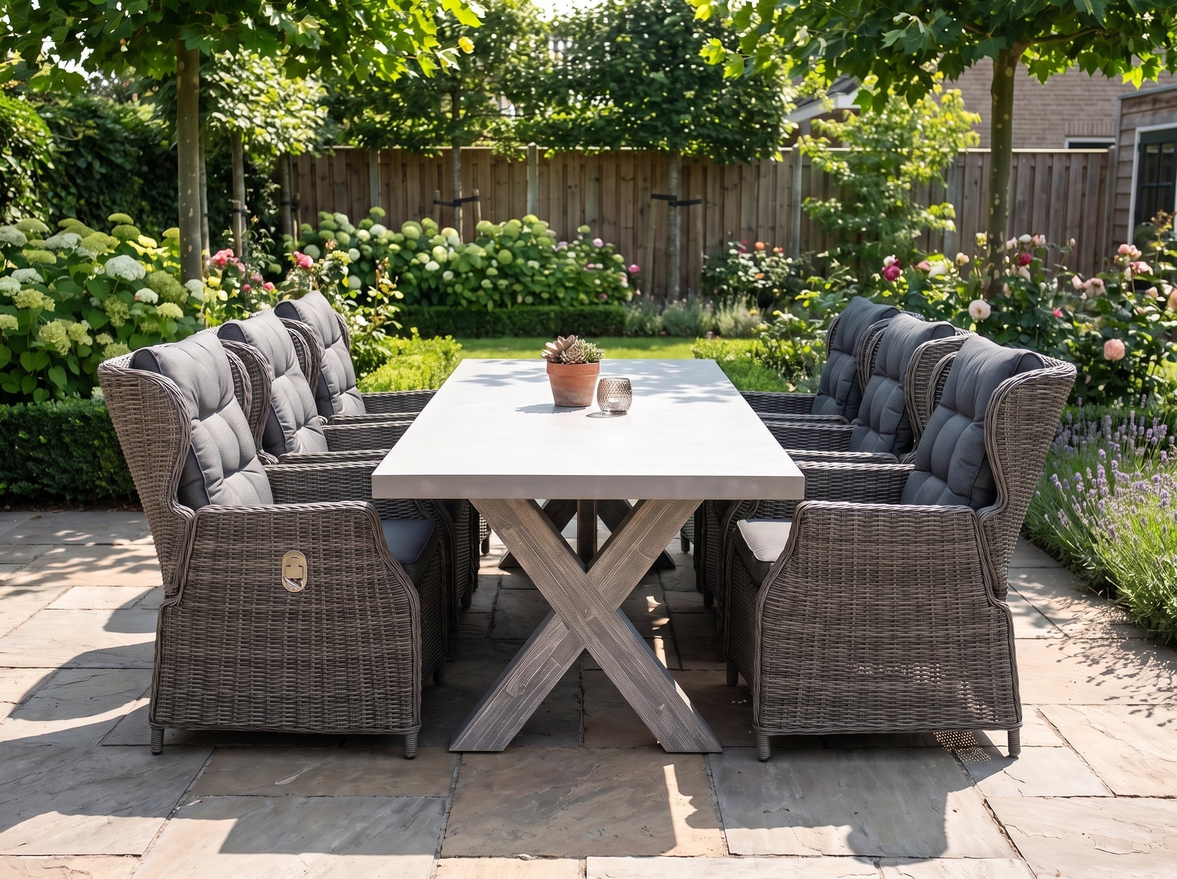 Norwich-Barcelona Verstelbare Tuinset 6 Personen - Polystone, Vintage Antique Grey / Kobo Grey in een sfeervolle tuin -