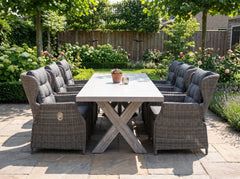 Norwich-Barcelona Verstelbare Tuinset 6 Personen - Polystone, Vintage Antique Grey / Kobo Grey in een sfeervolle tuin -