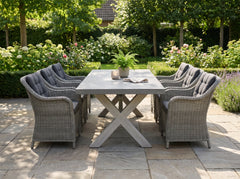 Norwich-Barcelona Verstelbare Tuinset 6 Personen - Polystone, Vintage Antique Grey / Light Kobo Grey in een sfeervolle tuin