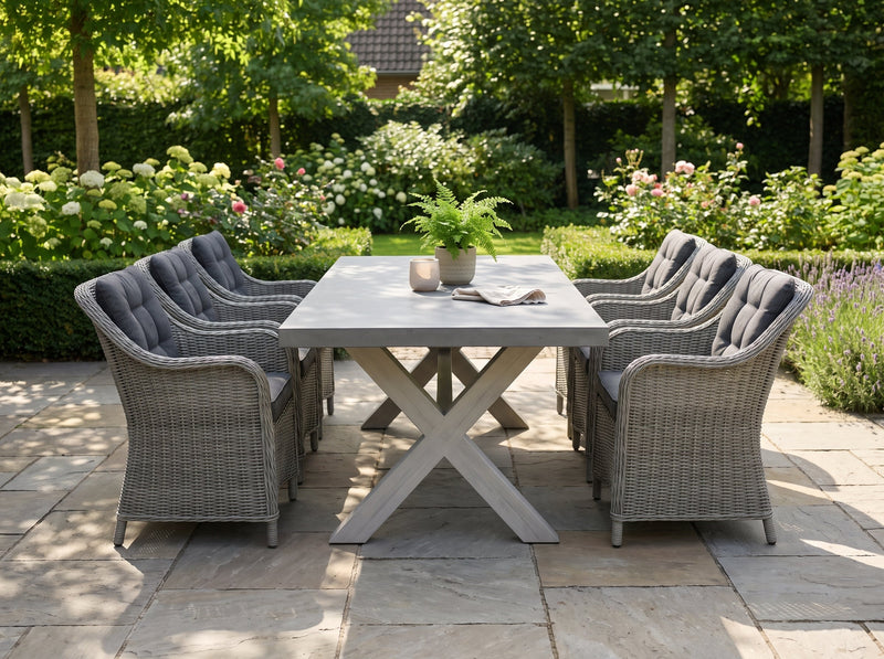 Norwich-Barcelona Verstelbare Tuinset 6 Personen - Polystone, Vintage Antique Grey / Light Kobo Grey in een sfeervolle tuin