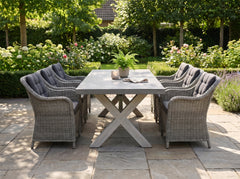 Norwich-Barcelona Verstelbare Tuinset 6 Personen - Polystone, Vintage Antique Grey / Light Kobo Grey in een sfeervolle tuin