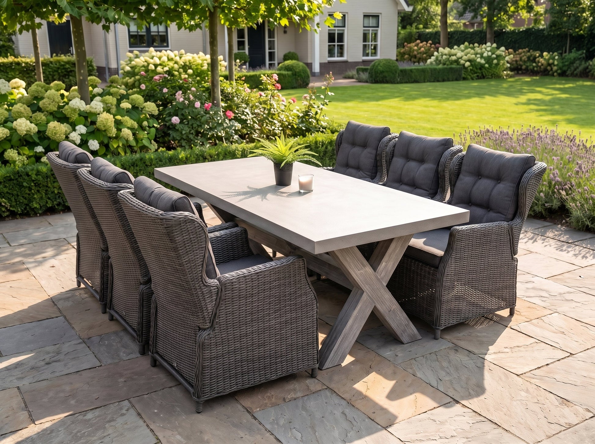 Norwich-Barcelona Verstelbare Tuinset 6 Personen - Polystone, Vintage Antique Grey / Rock Grey in een sfeervolle tuin -