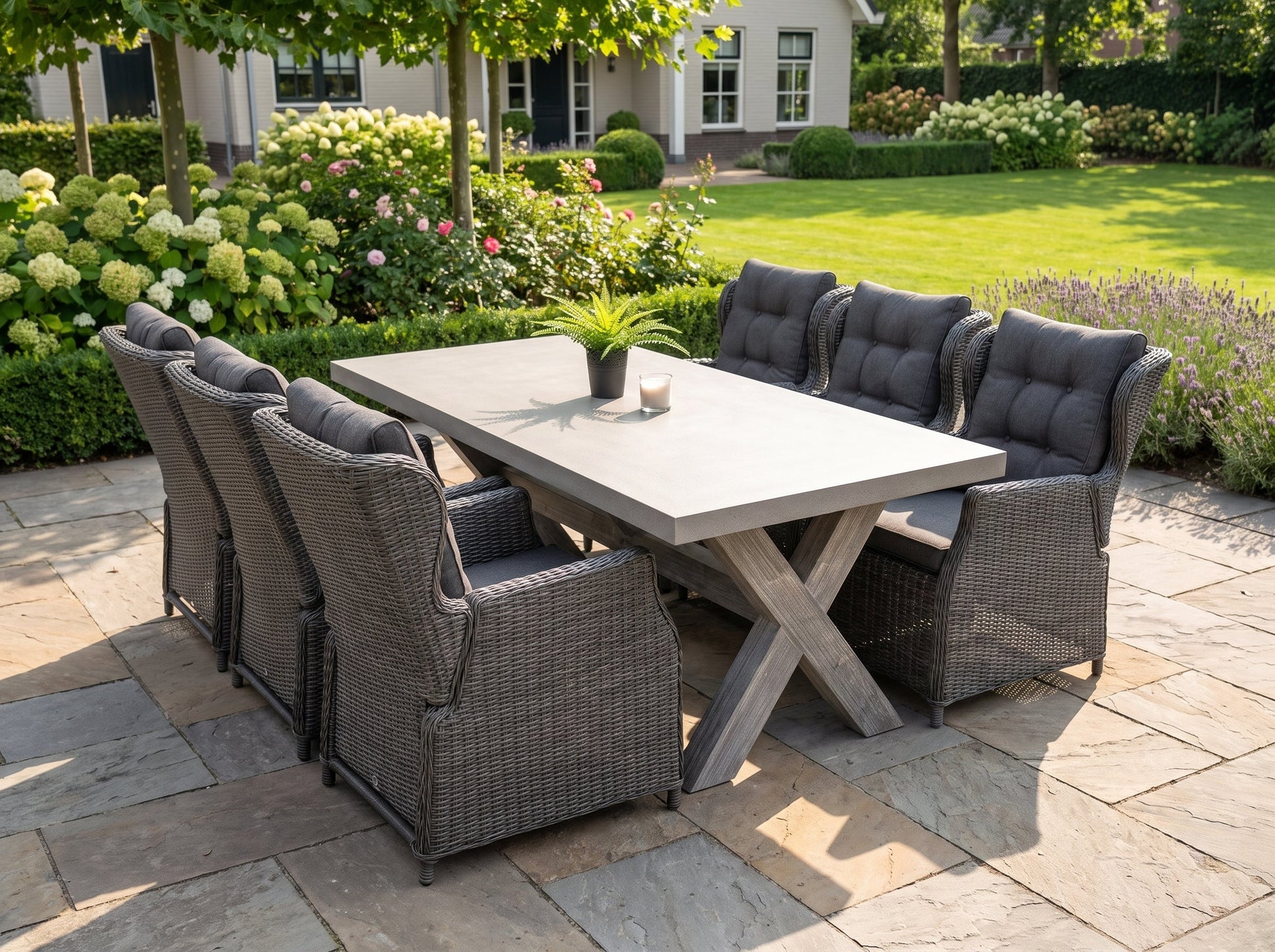 Norwich-Barcelona Verstelbare Tuinset 6 Personen - Polystone, Vintage Antique Grey / Rock Grey in een sfeervolle tuin -