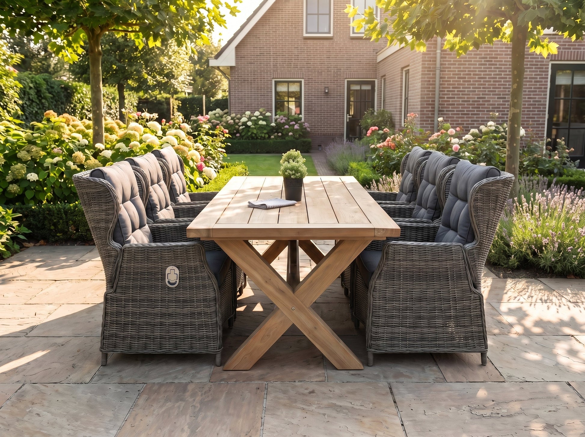 Norwich-Barcelona Verstelbare Tuinset 6 Personen - Teak / Kobo Grey in een sfeervolle tuin - Outnest tuinmeubelen