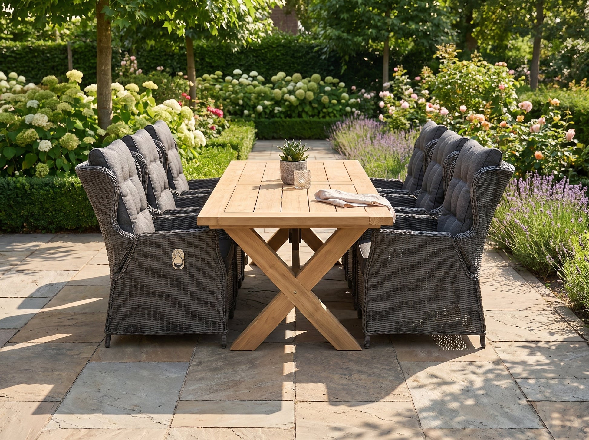 Norwich-Barcelona Verstelbare Tuinset 6 Personen - Teak / Rock Grey in een sfeervolle tuin - Outnest tuinmeubelen