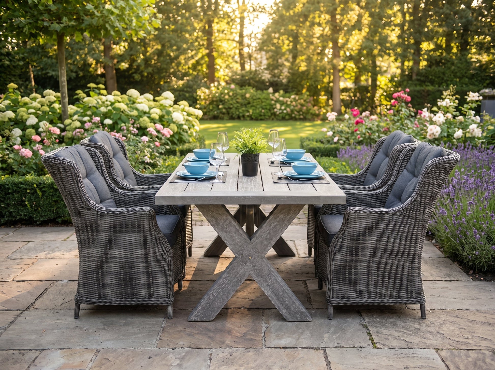 Norwich-Darwin Tuinset 4 Personen - Acacia / Kobo Grey in een sfeervolle tuin - Outnest tuinmeubelen