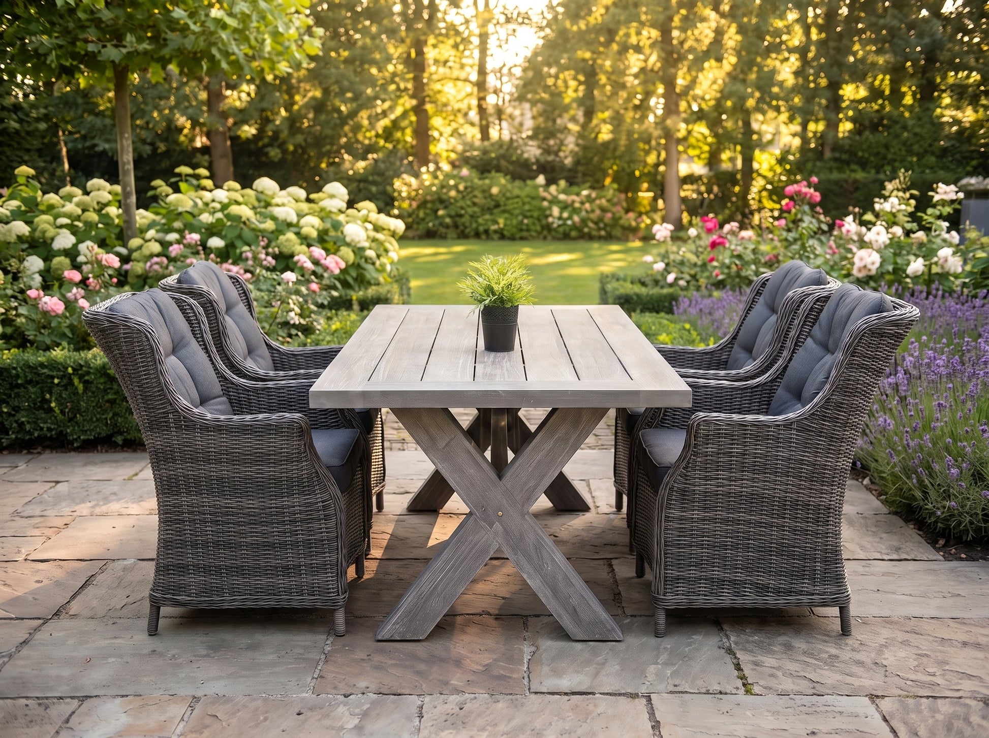 Norwich-Darwin Tuinset 4 Personen - Acacia / Kobo Grey in een sfeervolle tuin - Outnest tuinmeubelen