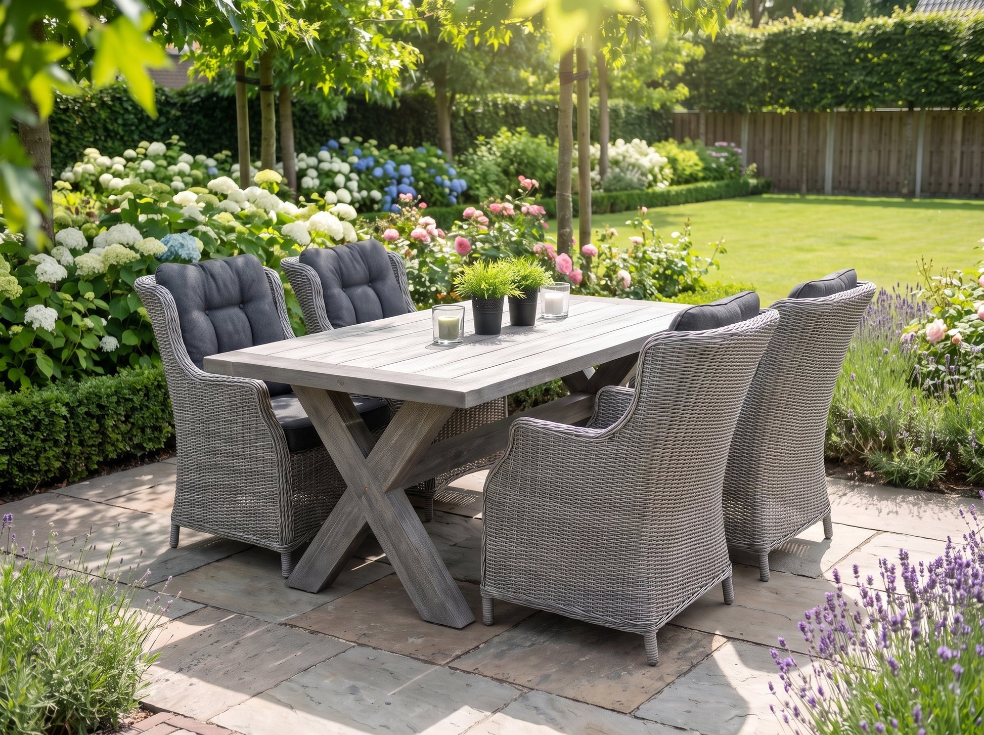 Norwich-Darwin Tuinset 4 Personen - Acacia / Light Kobo Grey in een sfeervolle tuin - Outnest tuinmeubelen