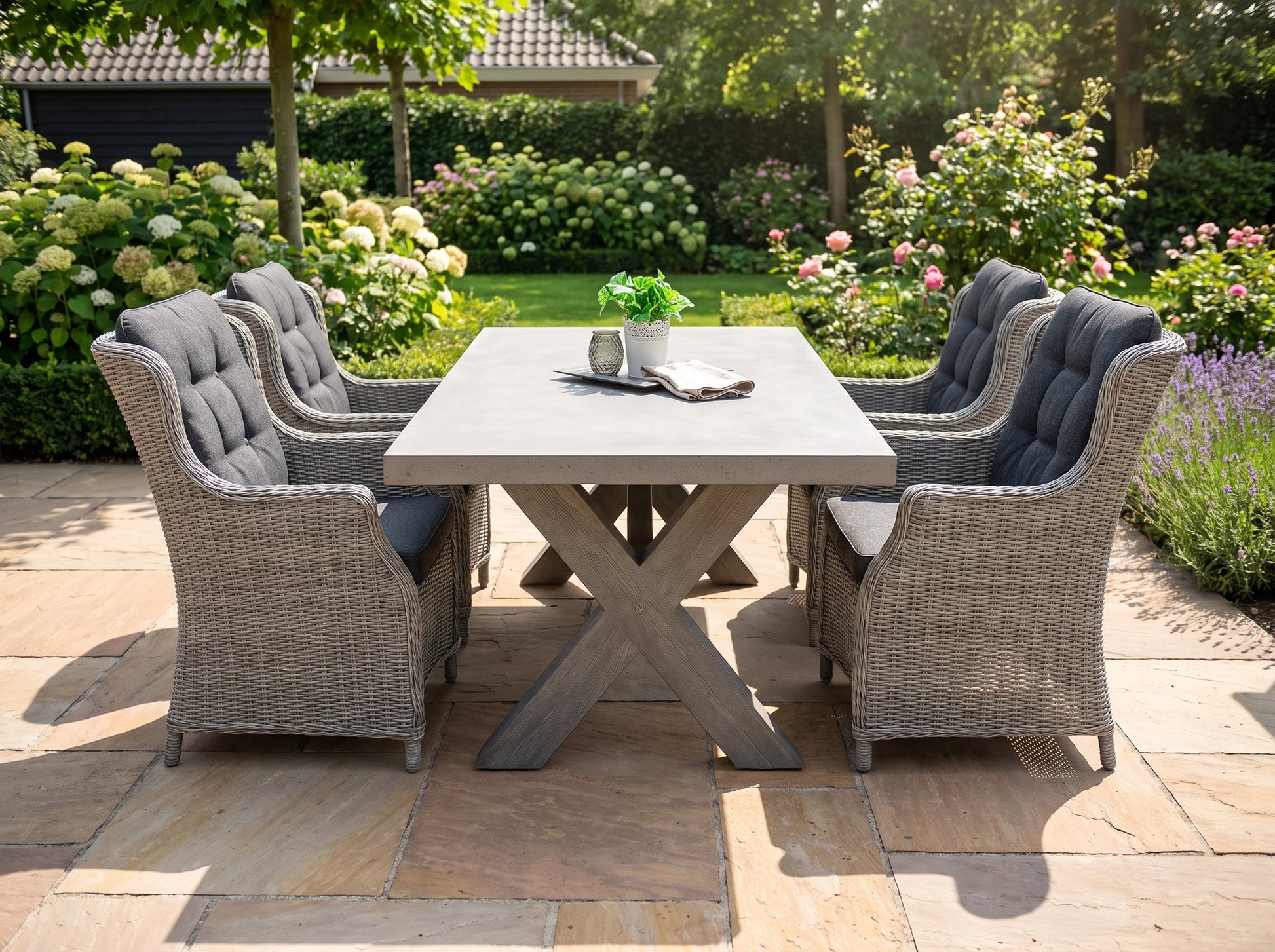 Norwich-Darwin Tuinset 4 Personen - Polystone, Vintage Antique Grey / Light Kobo Grey in een sfeervolle tuin - Outnest