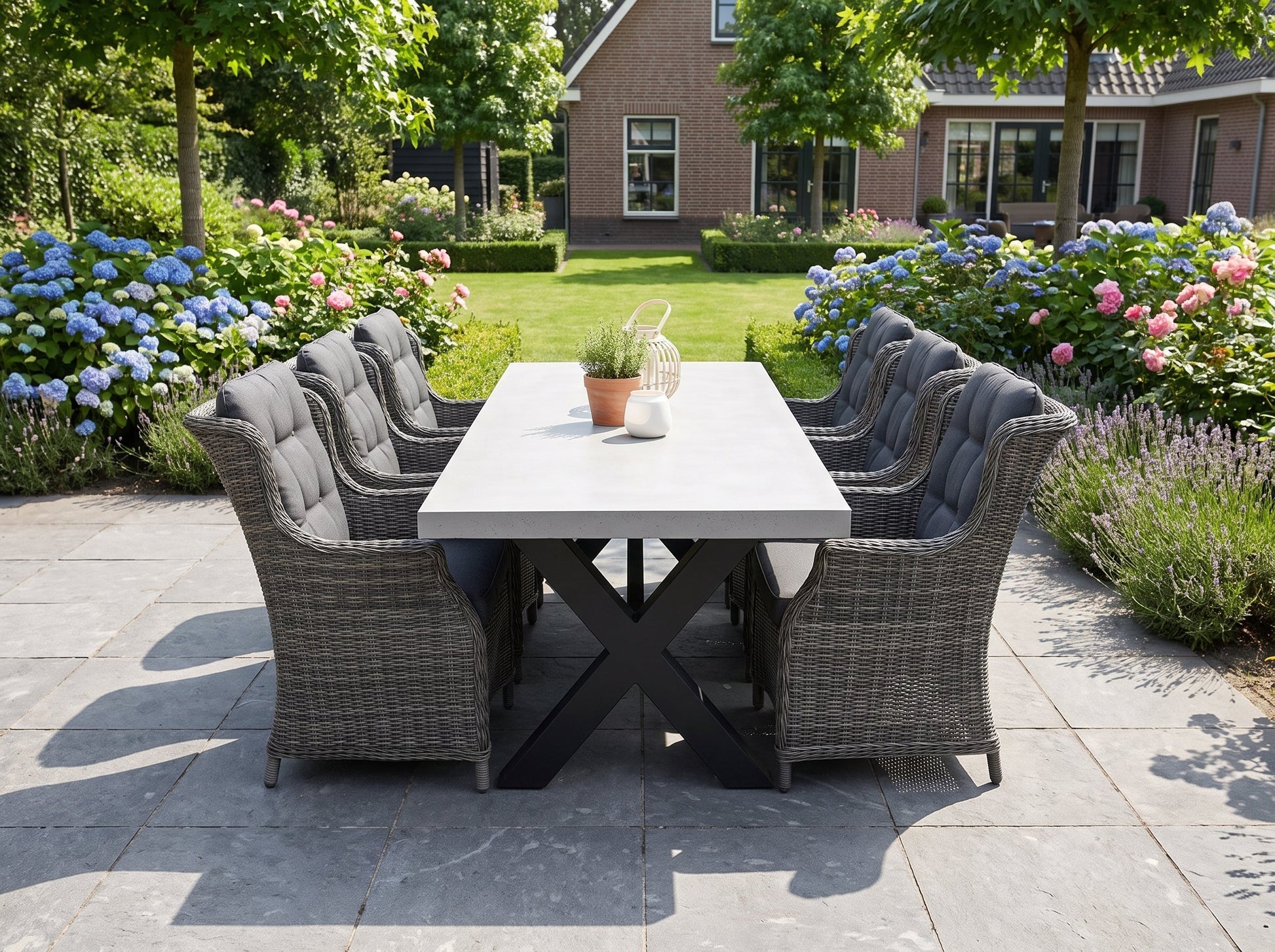 Norwich-Darwin Tuinset 6 Personen - Polystone, Gepoedercoat staal / Kobo Grey in een sfeervolle tuin - Outnest tuinmeubelen