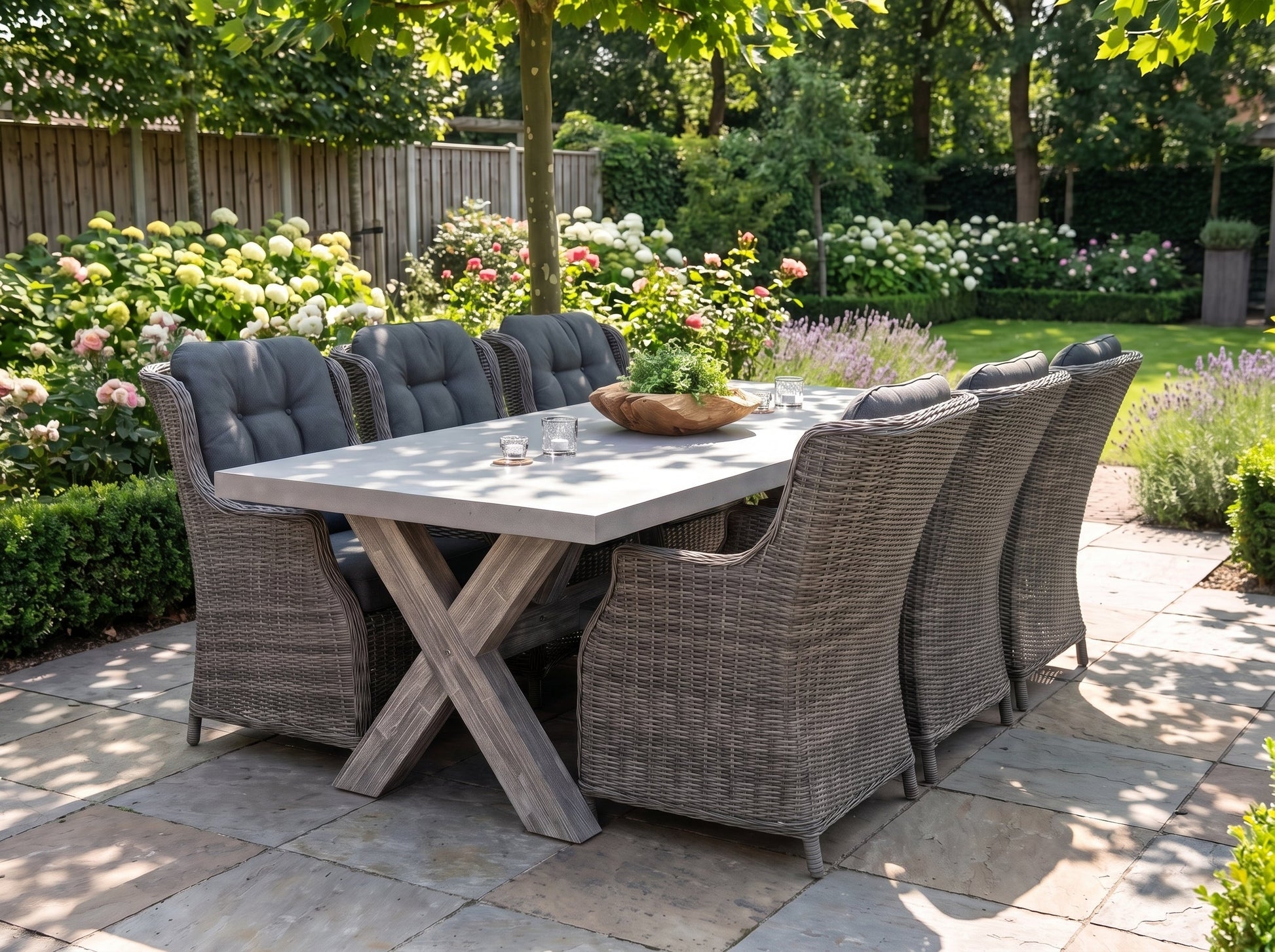 Norwich-Darwin Tuinset 6 Personen - Polystone, Vintage Antique Grey / Kobo Grey in een sfeervolle tuin - Outnest tuinmeubelen