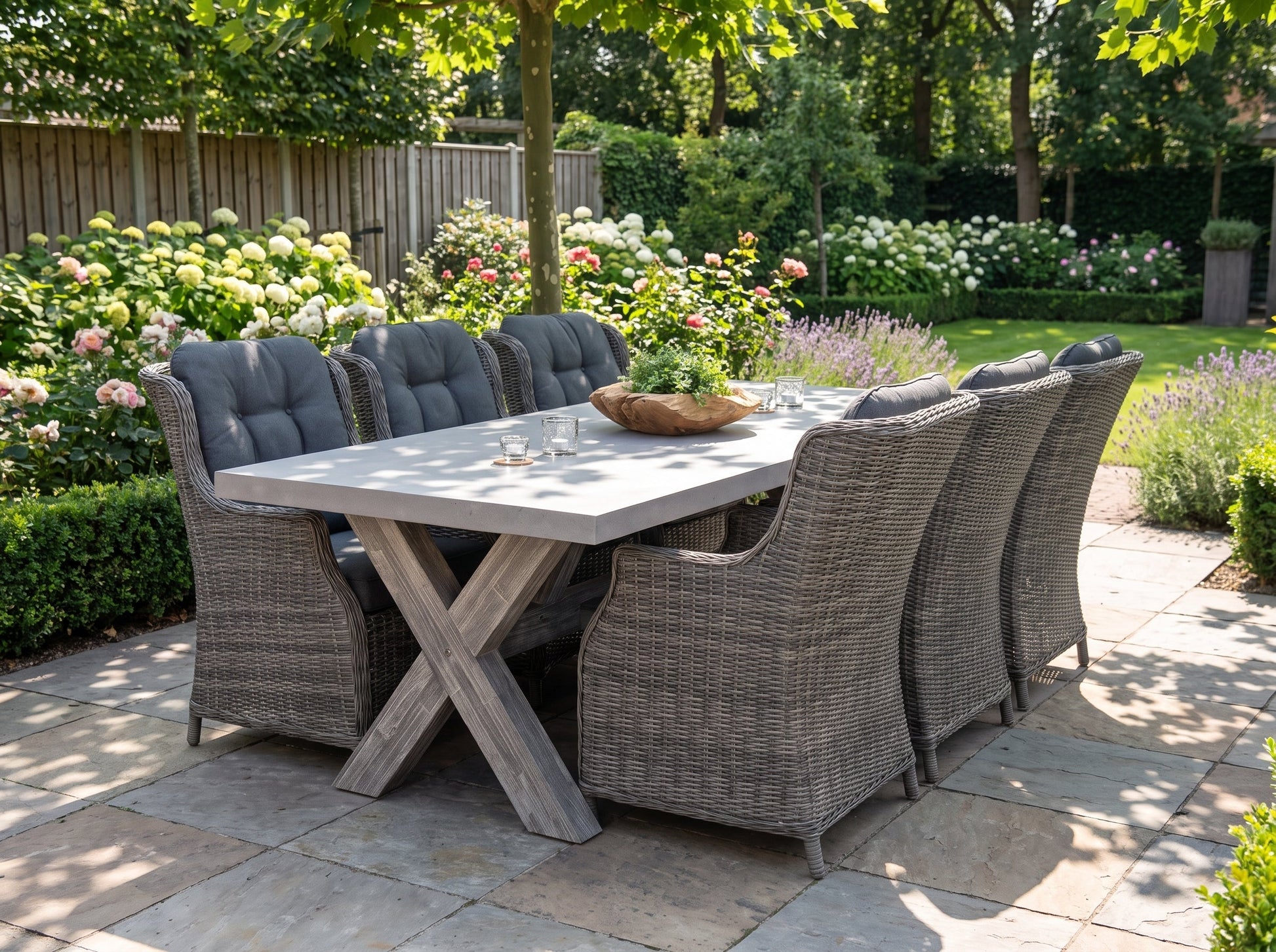 Norwich-Darwin Tuinset 6 Personen - Polystone, Vintage Antique Grey / Kobo Grey in een sfeervolle tuin - Outnest tuinmeubelen