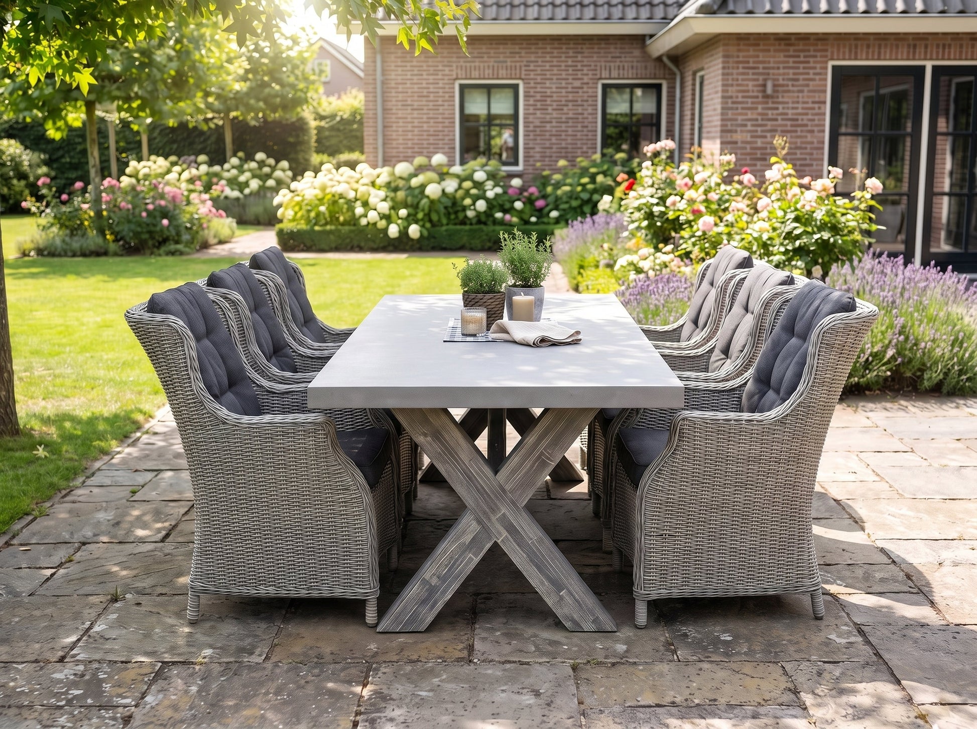 Norwich-Darwin Tuinset 6 Personen - Polystone, Vintage Antique Grey / Light Kobo Grey in een sfeervolle tuin - Outnest
