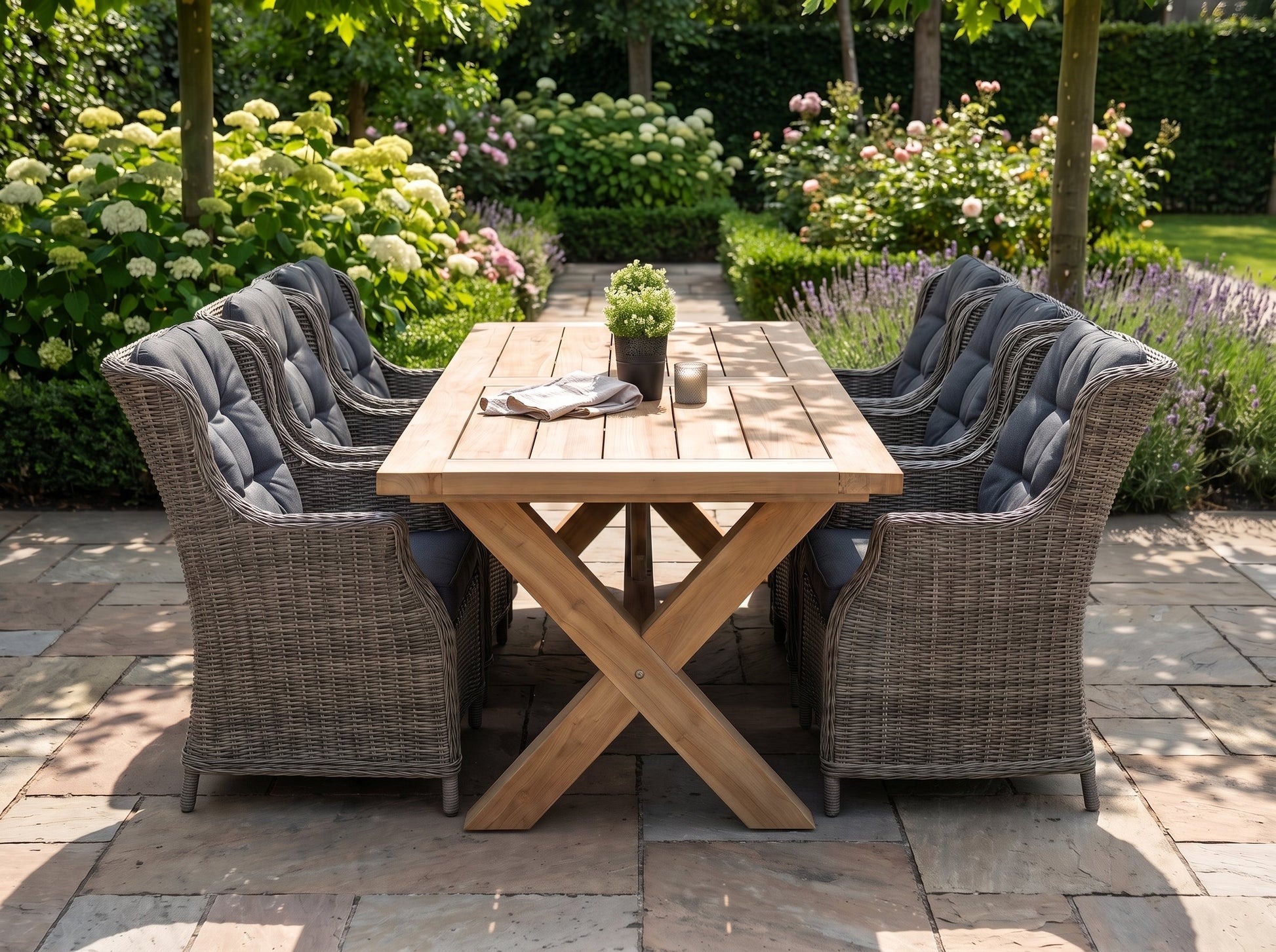 Norwich-Darwin Tuinset 6 Personen - Teak / Kobo Grey in een sfeervolle tuin - Outnest tuinmeubelen