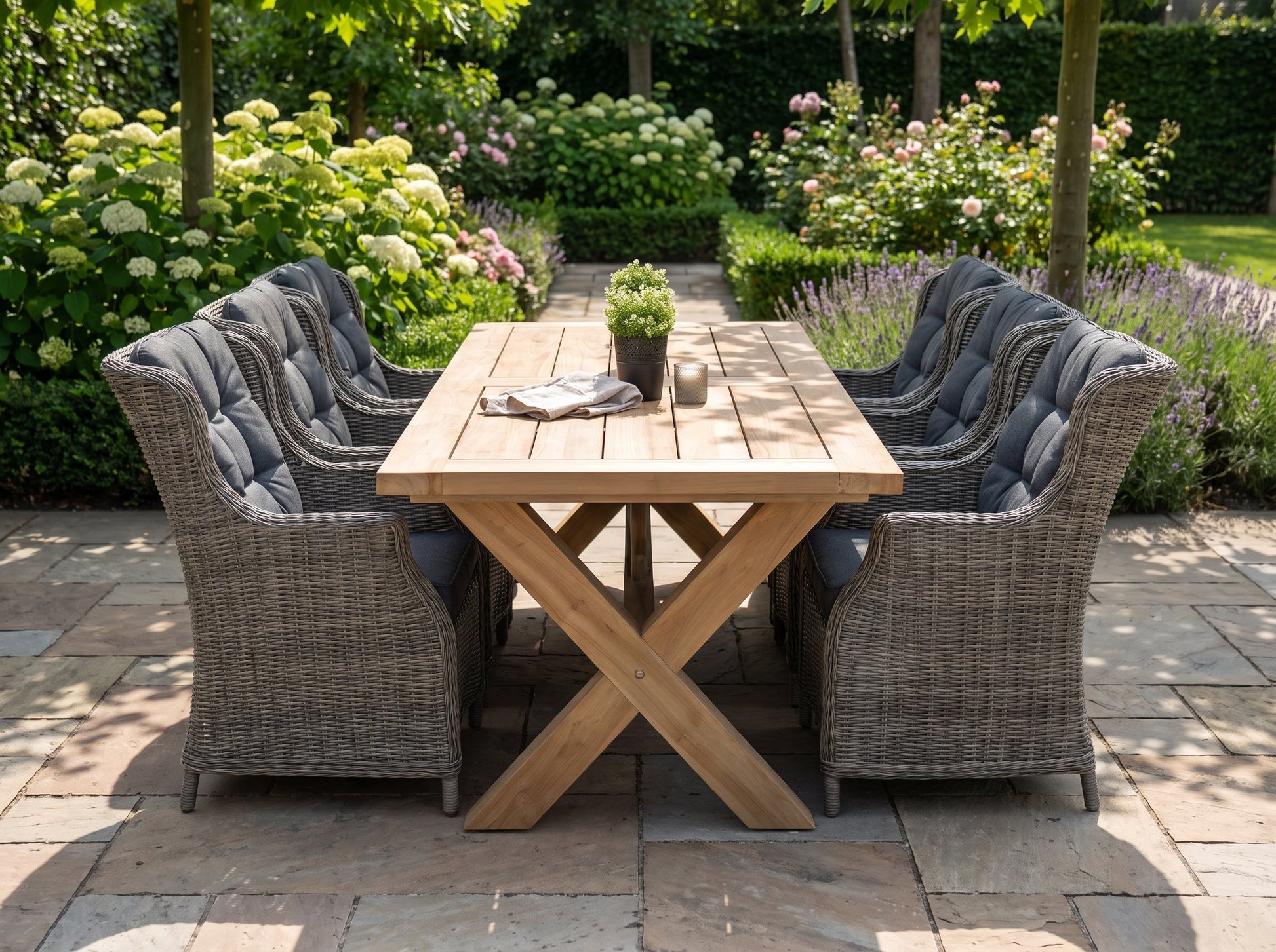 Norwich-Darwin Tuinset 6 Personen - Teak / Kobo Grey in een sfeervolle tuin - Outnest tuinmeubelen