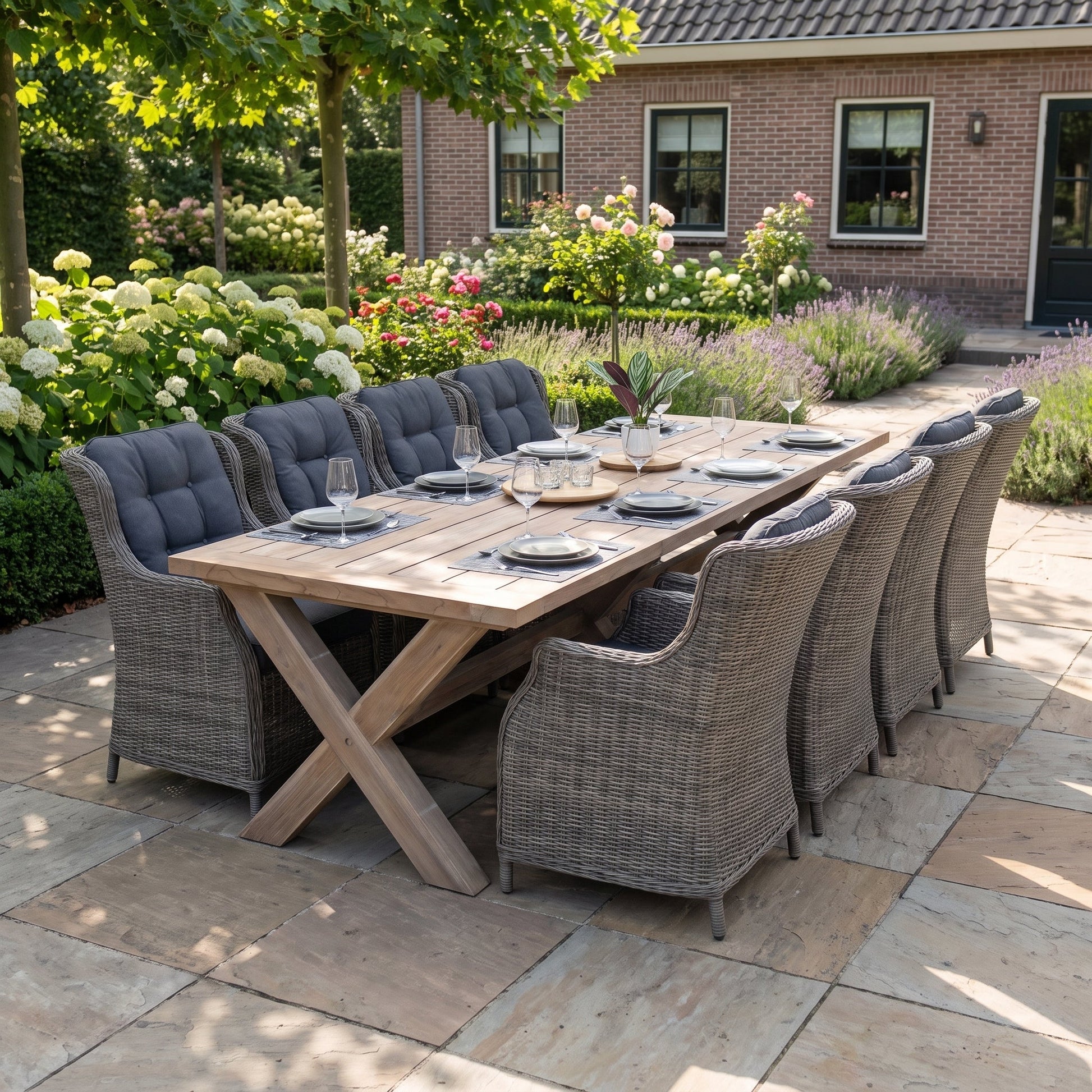 Norwich-Darwin Tuinset 8 Personen - Teak / Kobo Grey in een sfeervolle tuin - Outnest tuinmeubelen