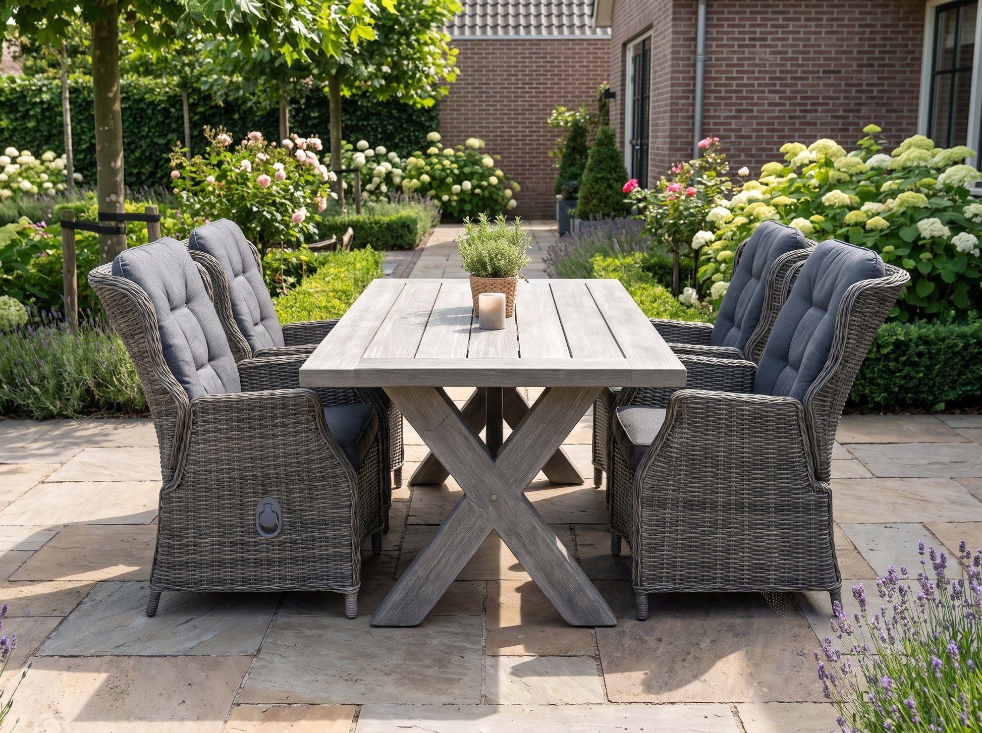 Norwich-Darwin Verstelbare Tuinset 4 Personen - Acacia / Kobo Grey in een sfeervolle tuin - Outnest tuinmeubelen
