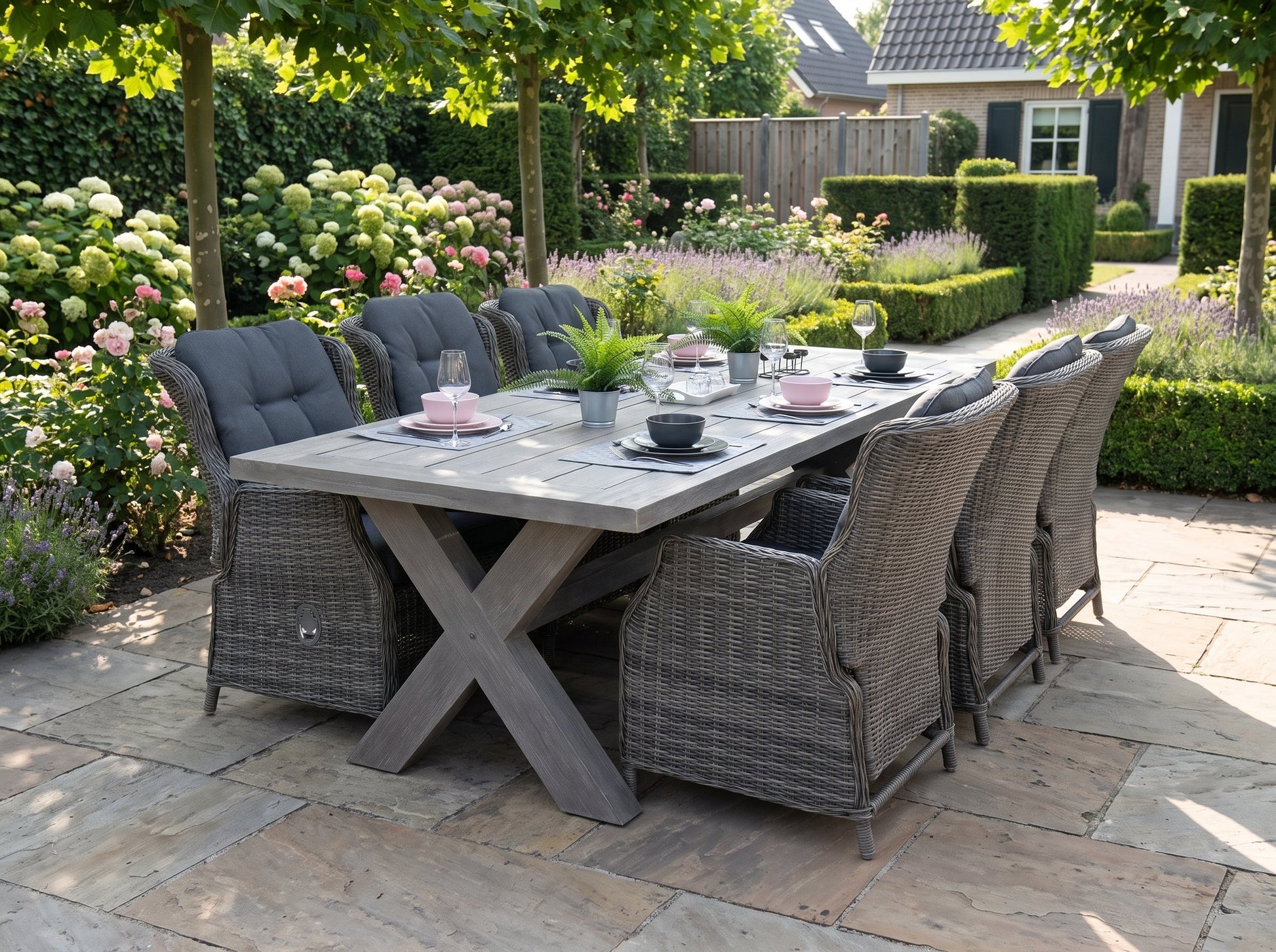 Norwich-Darwin Verstelbare Tuinset 6 Personen - Acacia / Kobo Grey in een sfeervolle tuin - Outnest tuinmeubelen