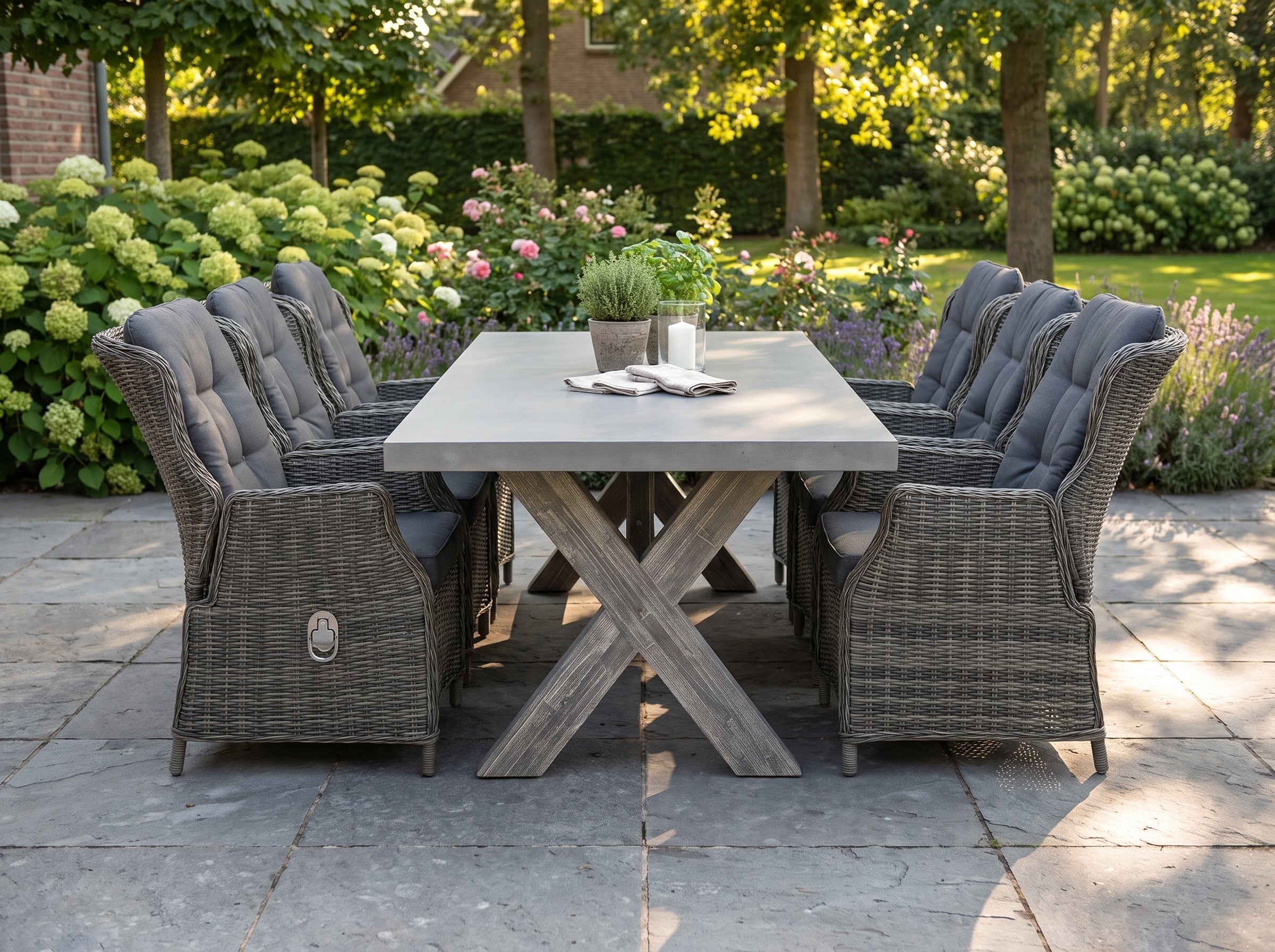 Norwich-Darwin Verstelbare Tuinset 6 Personen - Polystone, Vintage Antique Grey / Kobo Grey in een sfeervolle tuin -