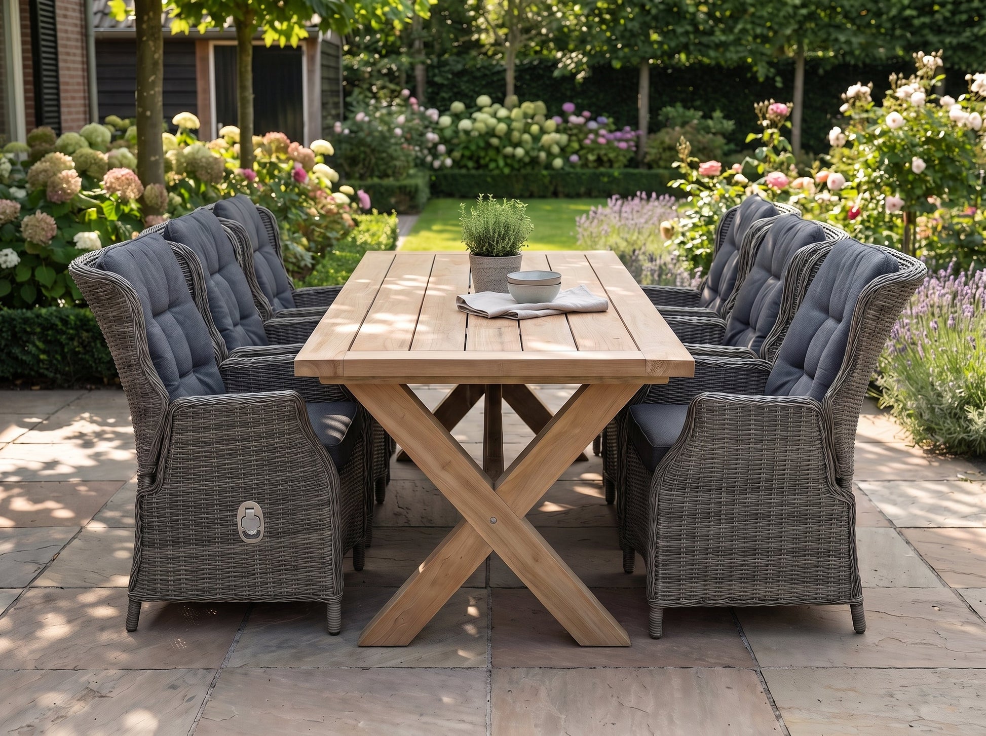 Norwich-Darwin Verstelbare Tuinset 6 Personen - Teak / Kobo Grey in een sfeervolle tuin - Outnest tuinmeubelen