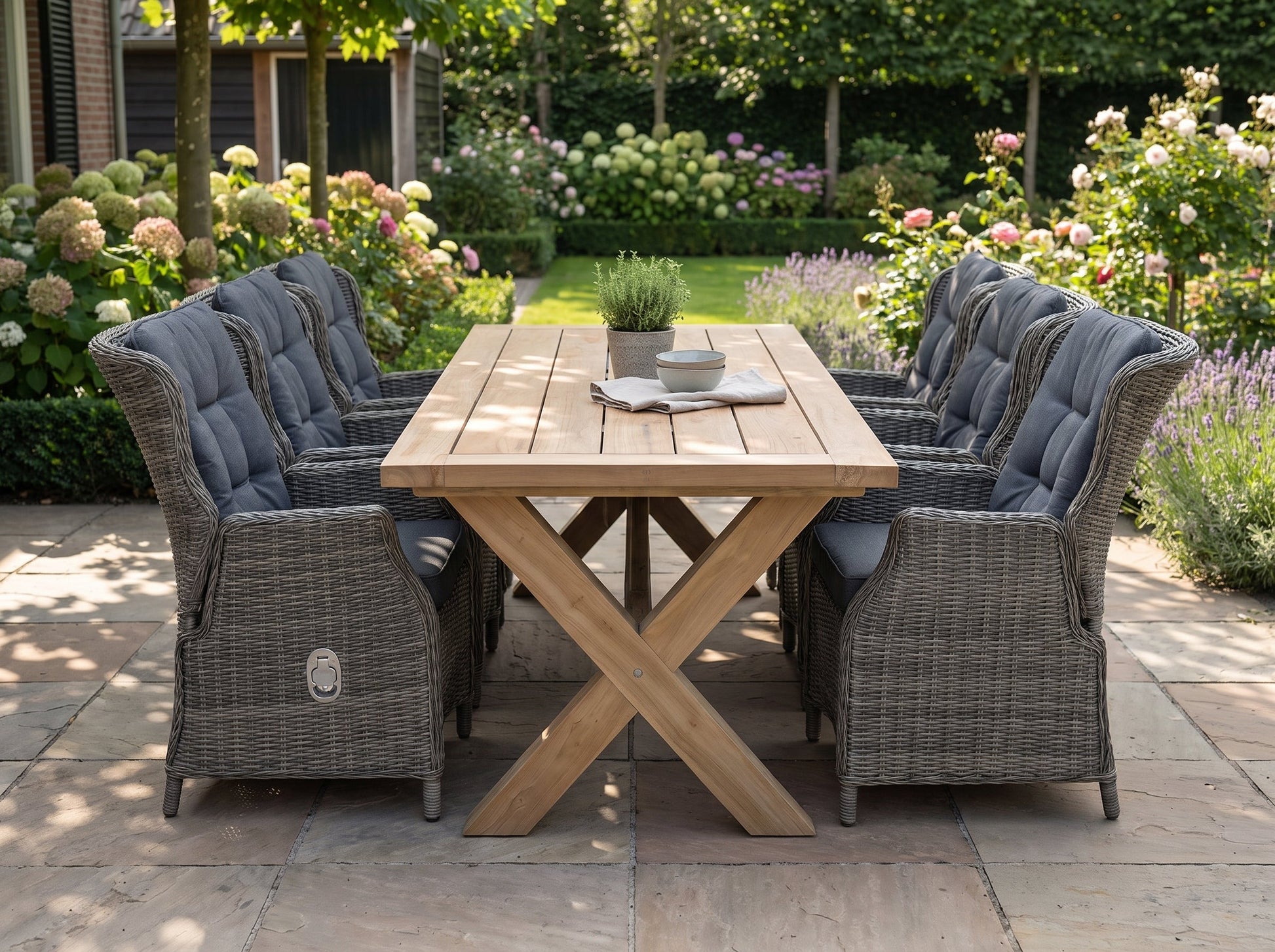 Norwich-Darwin Verstelbare Tuinset 6 Personen - Teak / Kobo Grey in een sfeervolle tuin - Outnest tuinmeubelen