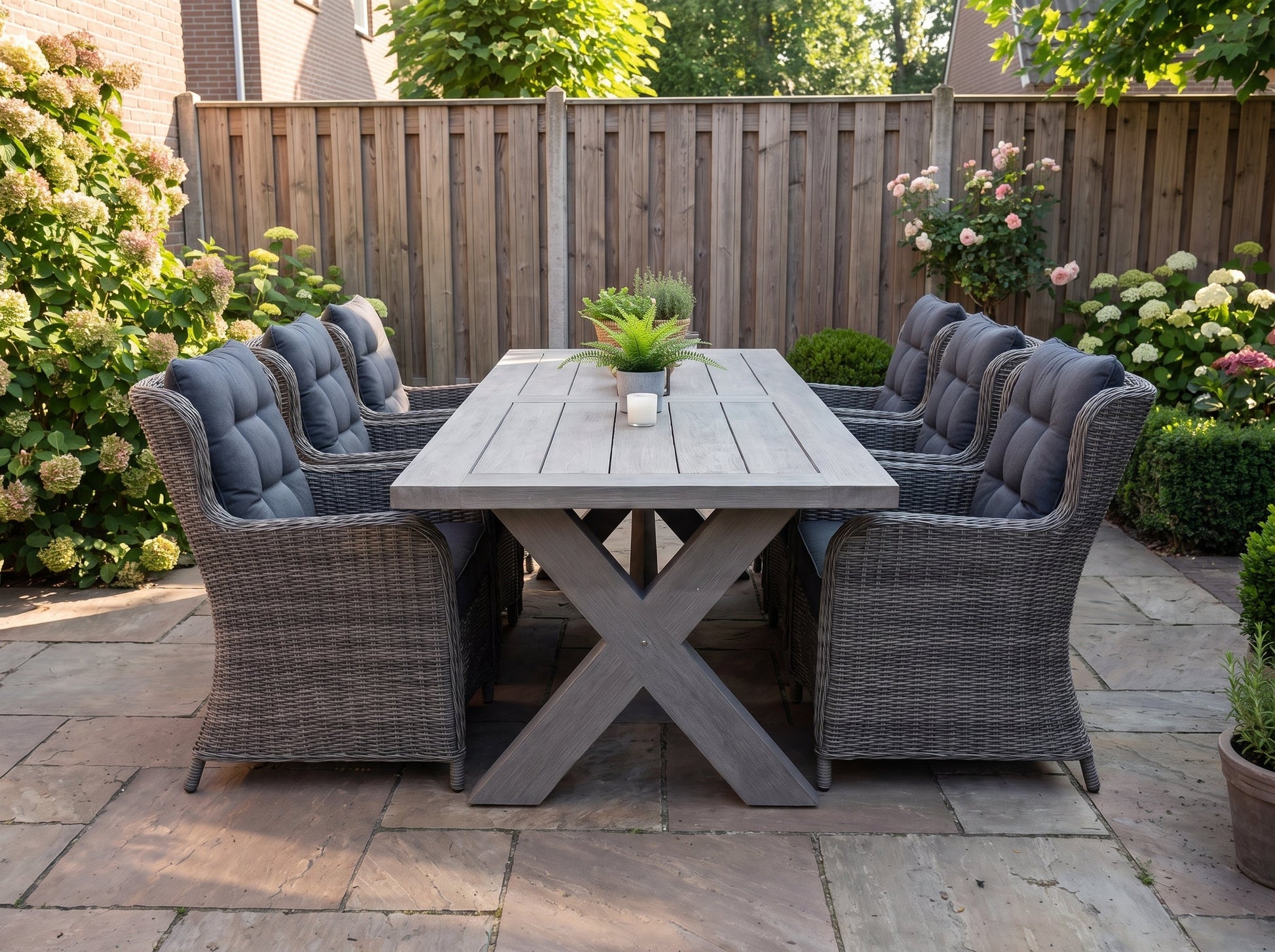 Norwich-Delano Tuinset 6 Personen - Acacia / Kobo Grey in een sfeervolle tuin - Outnest tuinmeubelen