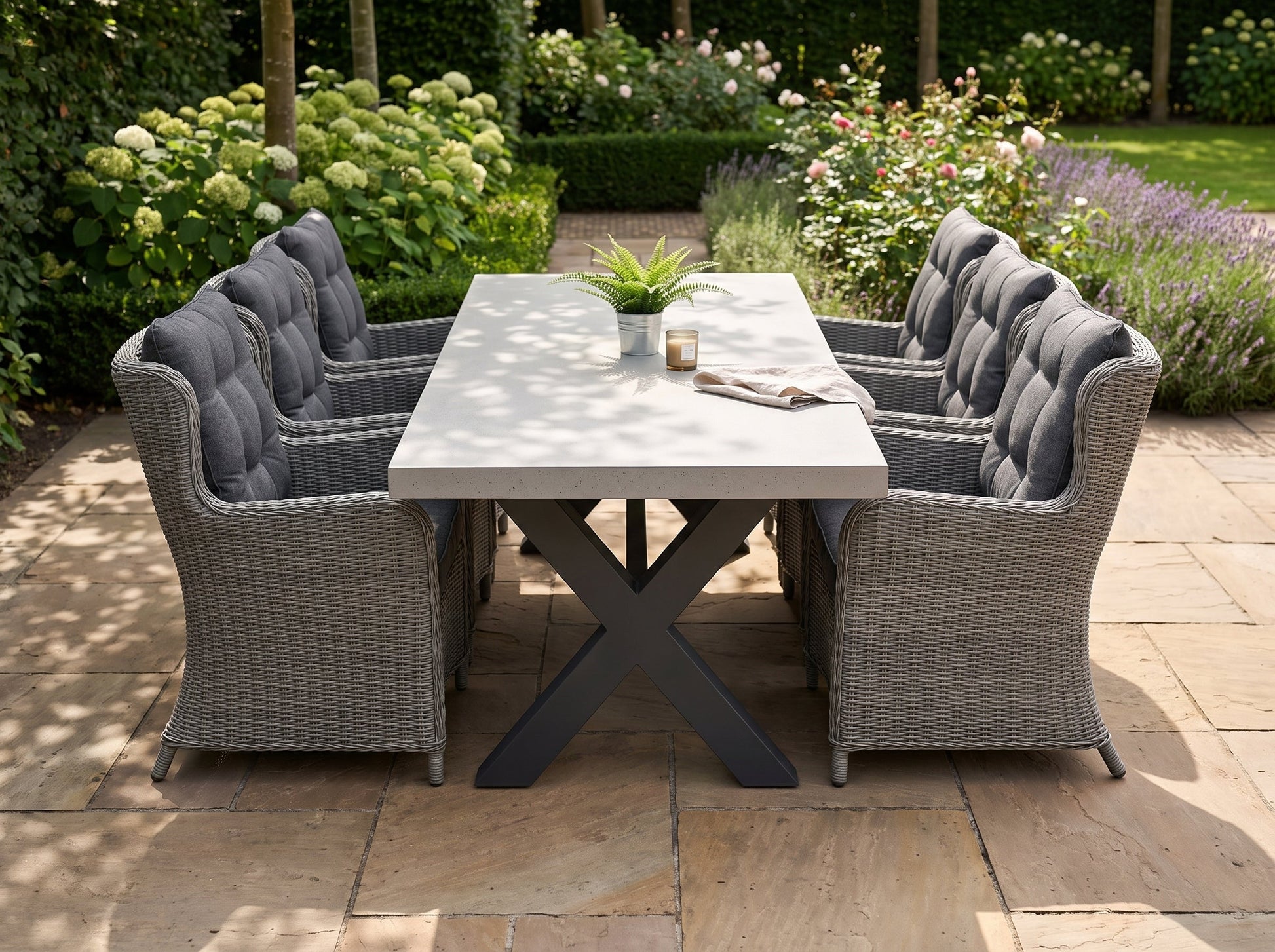 Norwich-Delano Tuinset 6 Personen - Polystone, Gepoedercoat staal / Natural Grey in een sfeervolle tuin - Outnest
