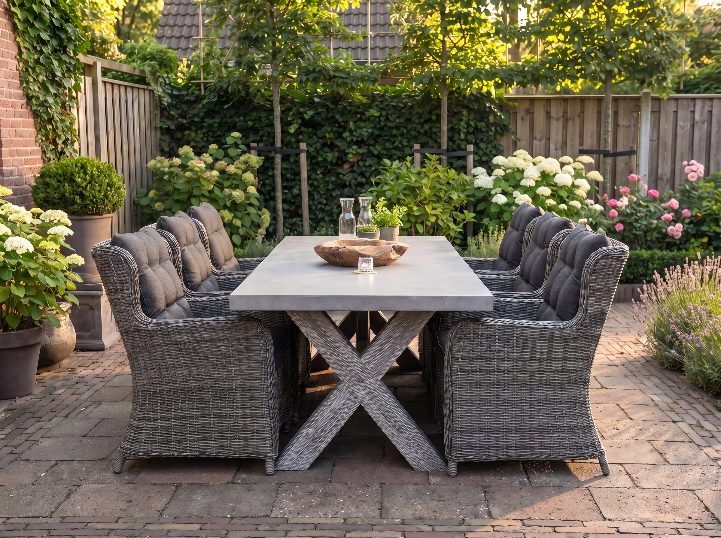 Norwich-Delano Tuinset 6 Personen - Polystone, Vintage Antique Grey / Kobo Grey in een sfeervolle tuin - Outnest tuinmeubelen