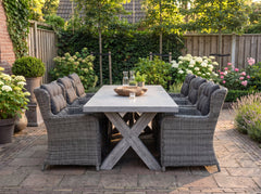 Norwich-Delano Tuinset 6 Personen - Polystone, Vintage Antique Grey / Kobo Grey in een sfeervolle tuin - Outnest tuinmeubelen