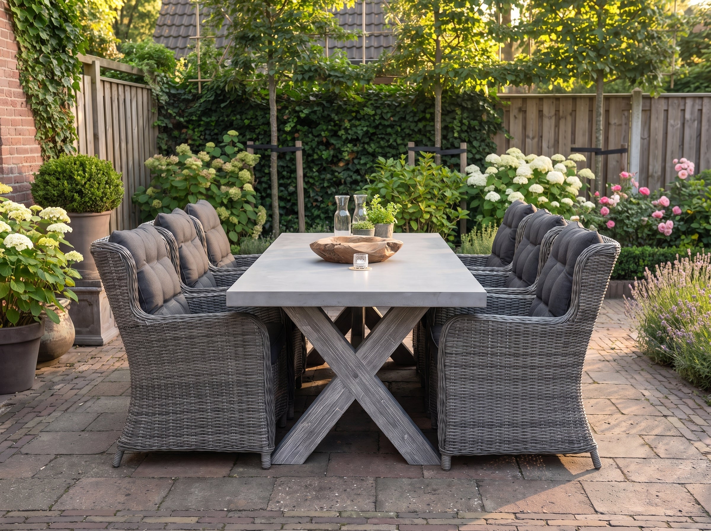Norwich-Delano Tuinset 6 Personen - Polystone, Vintage Antique Grey / Kobo Grey in een sfeervolle tuin - Outnest tuinmeubelen