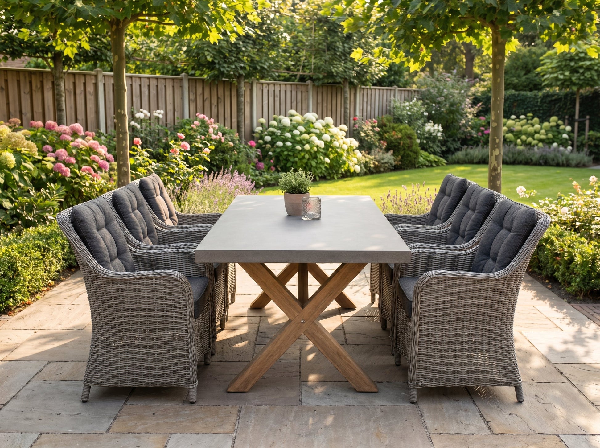 Norwich-Delano Tuinset 6 Personen - Polystone, Vintage Antique Grey / Kobo Grey in een sfeervolle tuin - Outnest tuinmeubelen