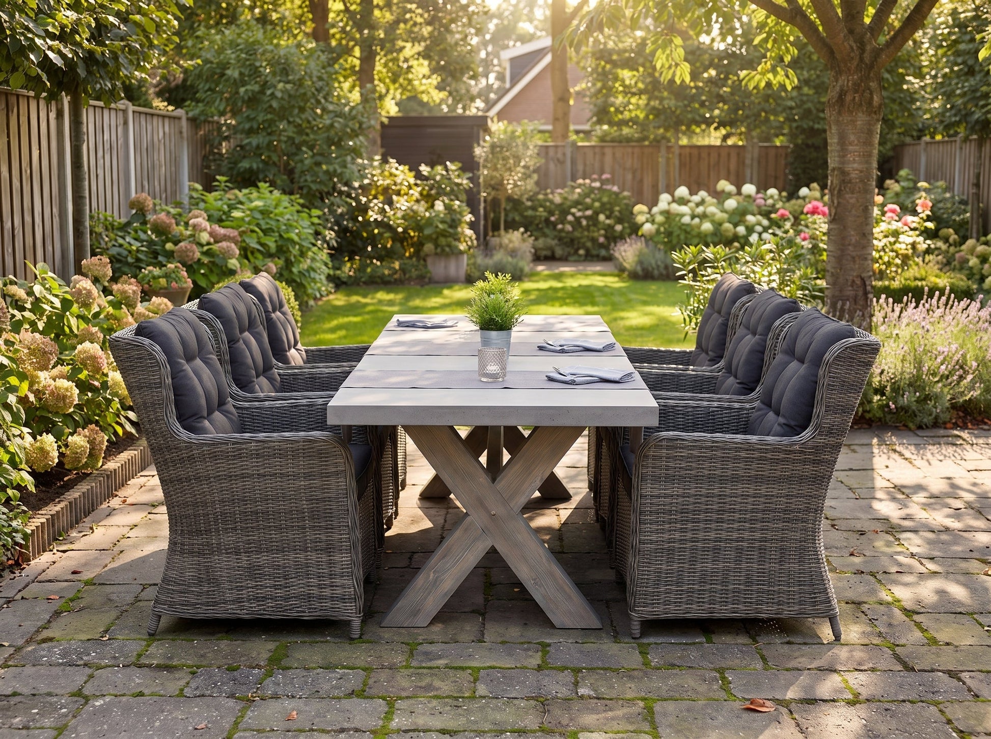 Norwich-Delano Tuinset 6 Personen - Polystone, Vintage Antique Grey / Kobo Grey in een sfeervolle tuin - Outnest tuinmeubelen