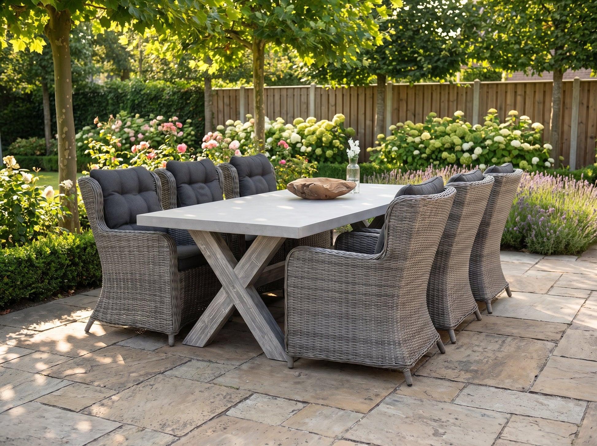 Norwich-Delano Tuinset 6 Personen - Polystone, Vintage Antique Grey / Natural Grey in een sfeervolle tuin - Outnest