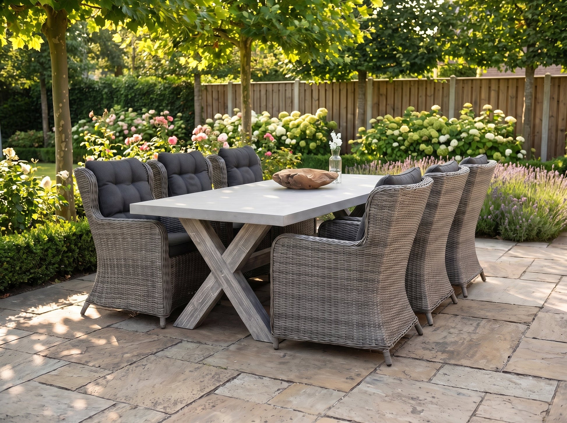 Norwich-Delano Tuinset 6 Personen - Polystone, Vintage Antique Grey / Natural Grey in een sfeervolle tuin - Outnest