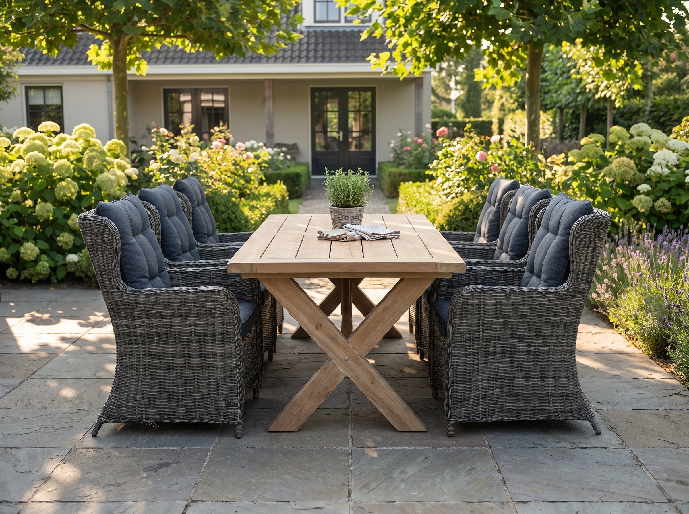 Norwich-Delano Tuinset 6 Personen - Teak / Kobo Grey in een sfeervolle tuin - Outnest tuinmeubelen