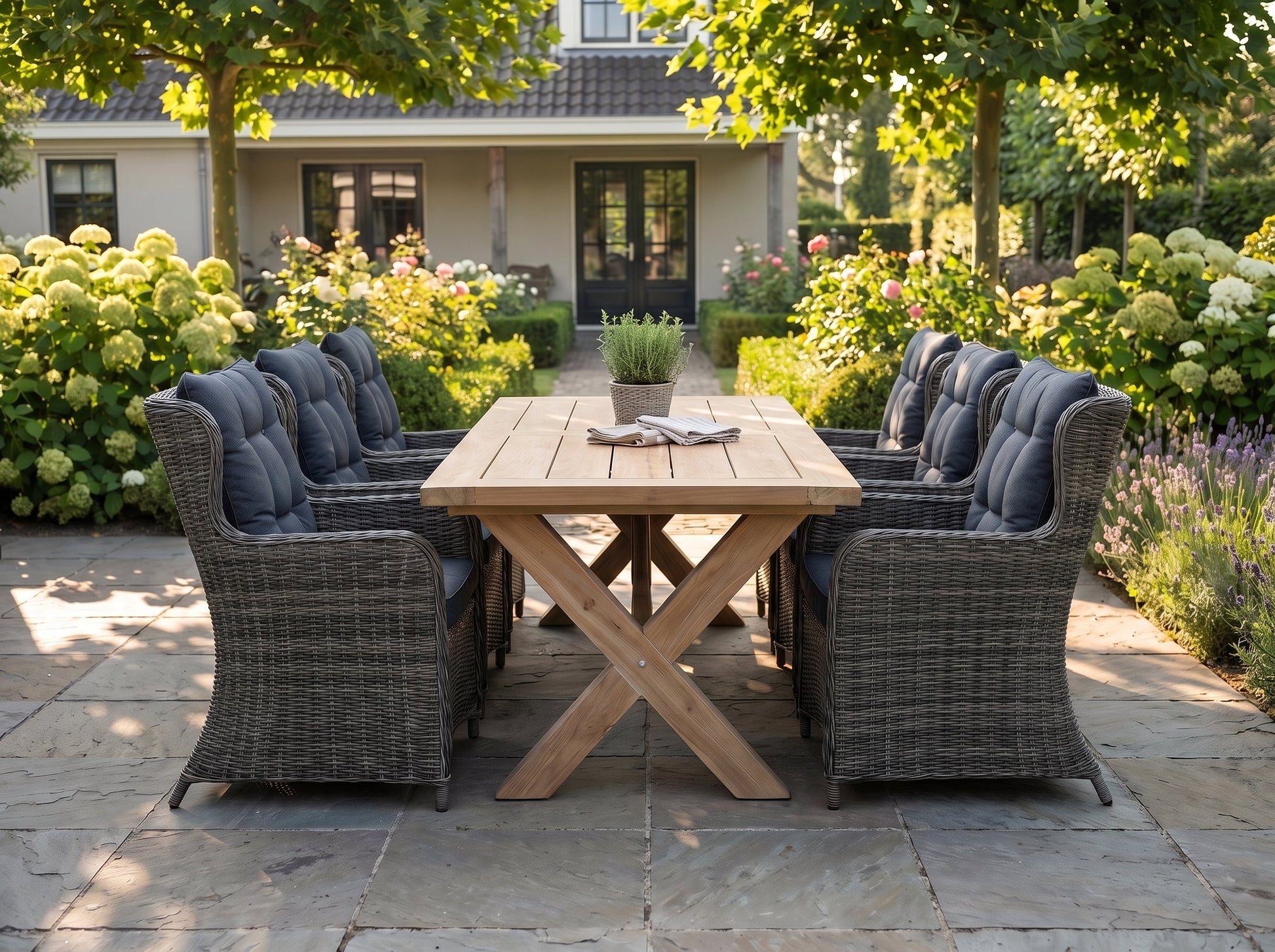 Norwich-Delano Tuinset 6 Personen - Teak / Kobo Grey in een sfeervolle tuin - Outnest tuinmeubelen